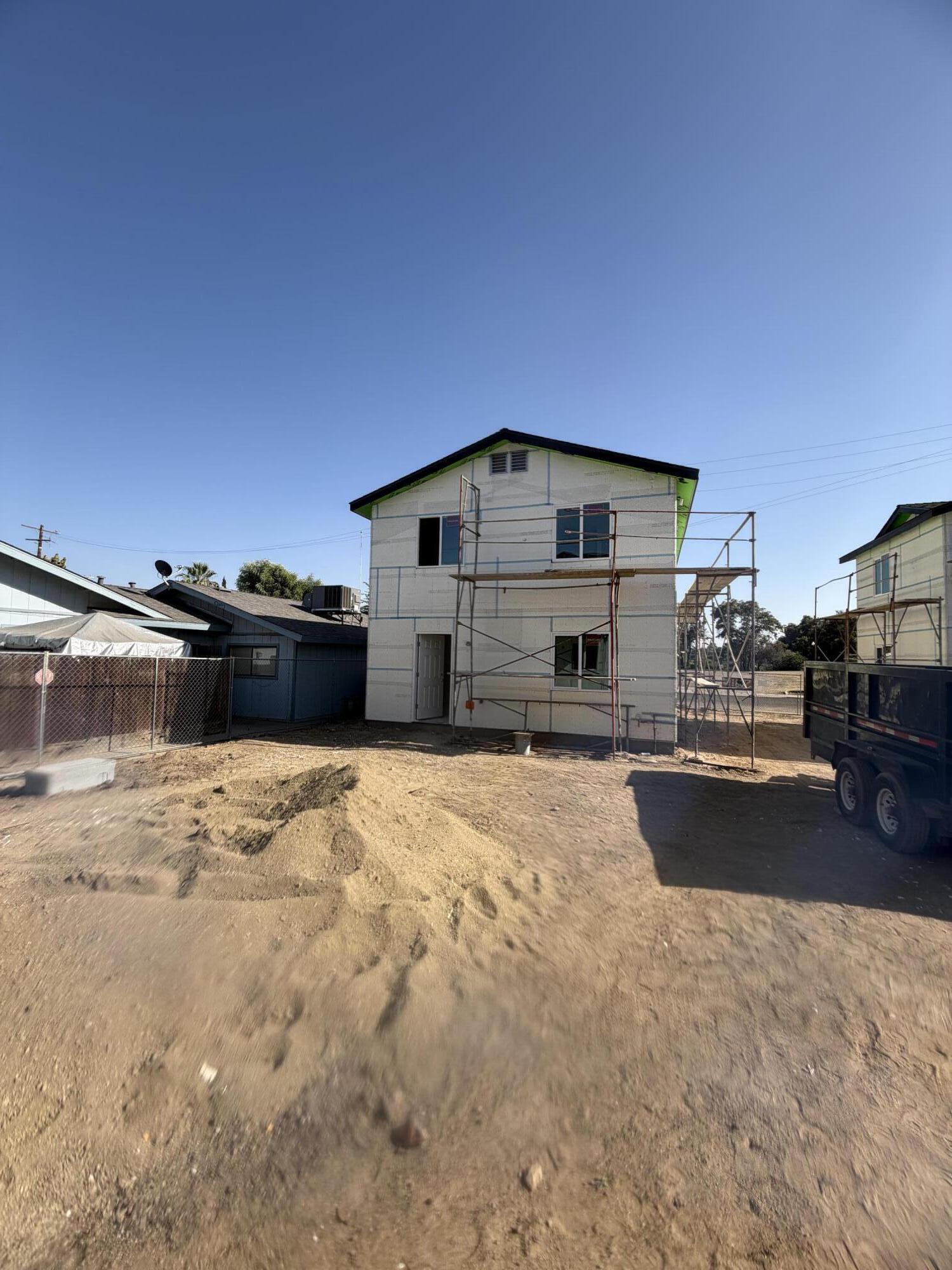 208 E Oak Ave, Porterville, CA 93257