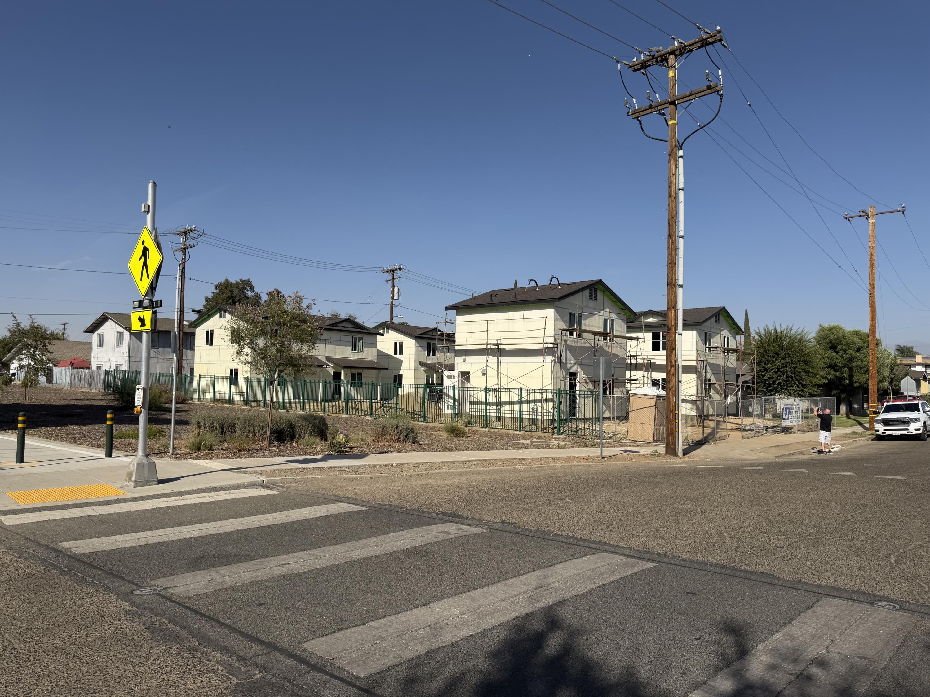 208 E Oak Ave, Porterville, CA 93257