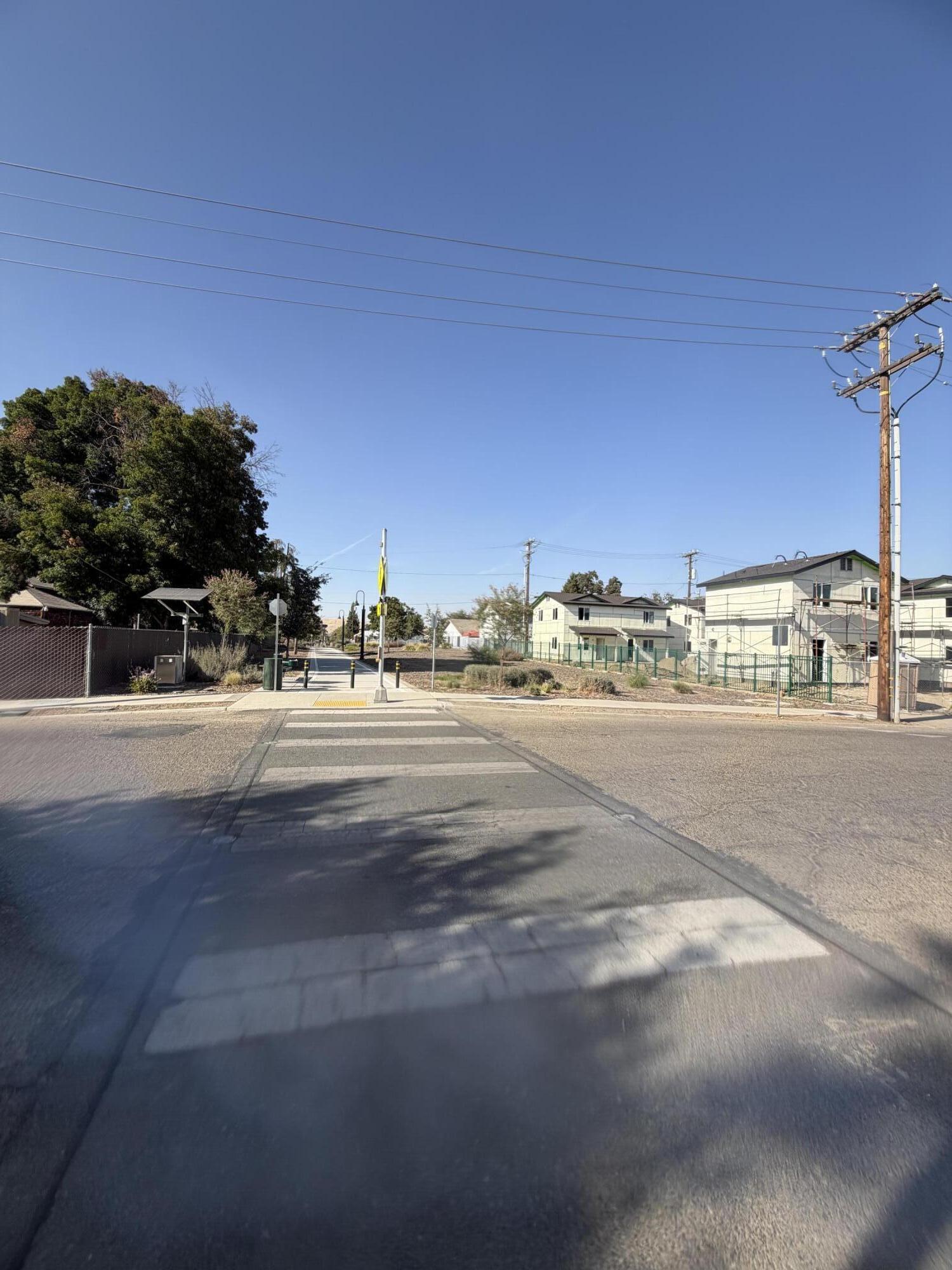 208 E Oak Ave, Porterville, CA 93257