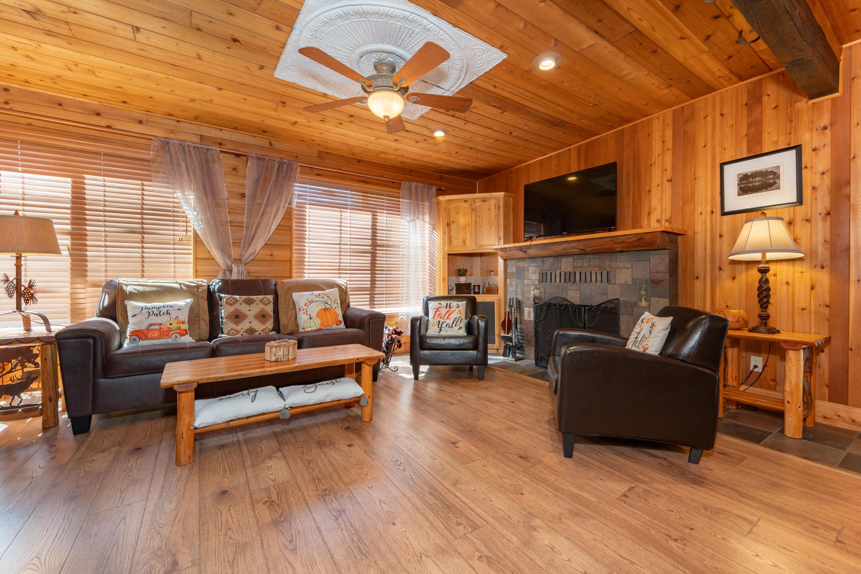 706 Loop Dr, Springville, CA 93265