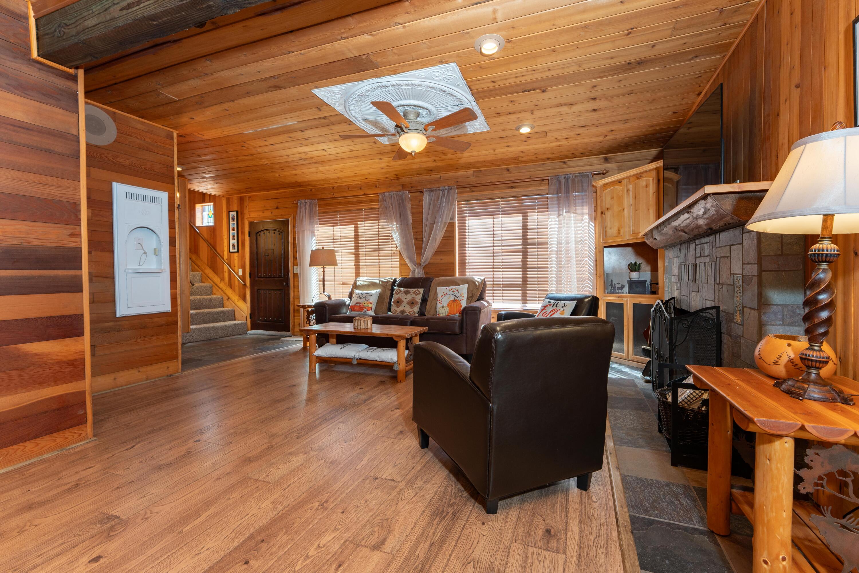 706 Loop Dr, Springville, CA 93265