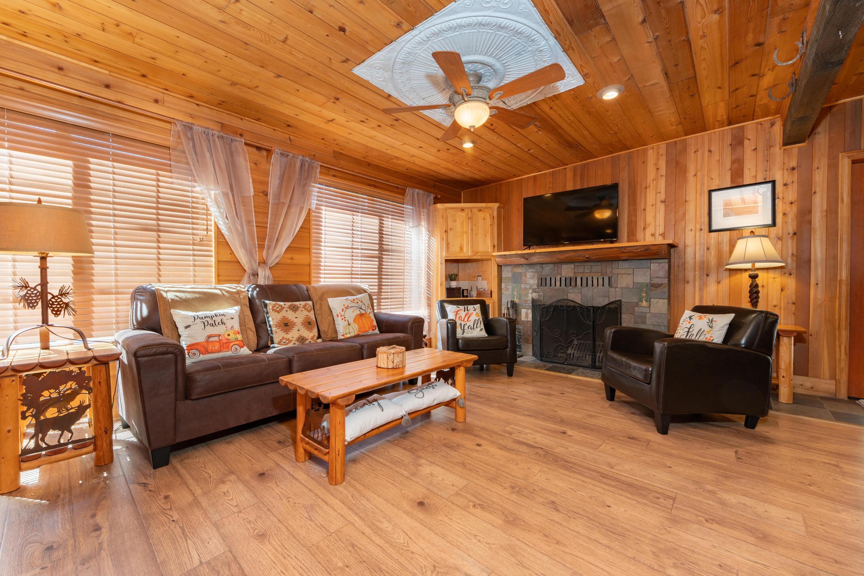 706 Loop Dr, Springville, CA 93265