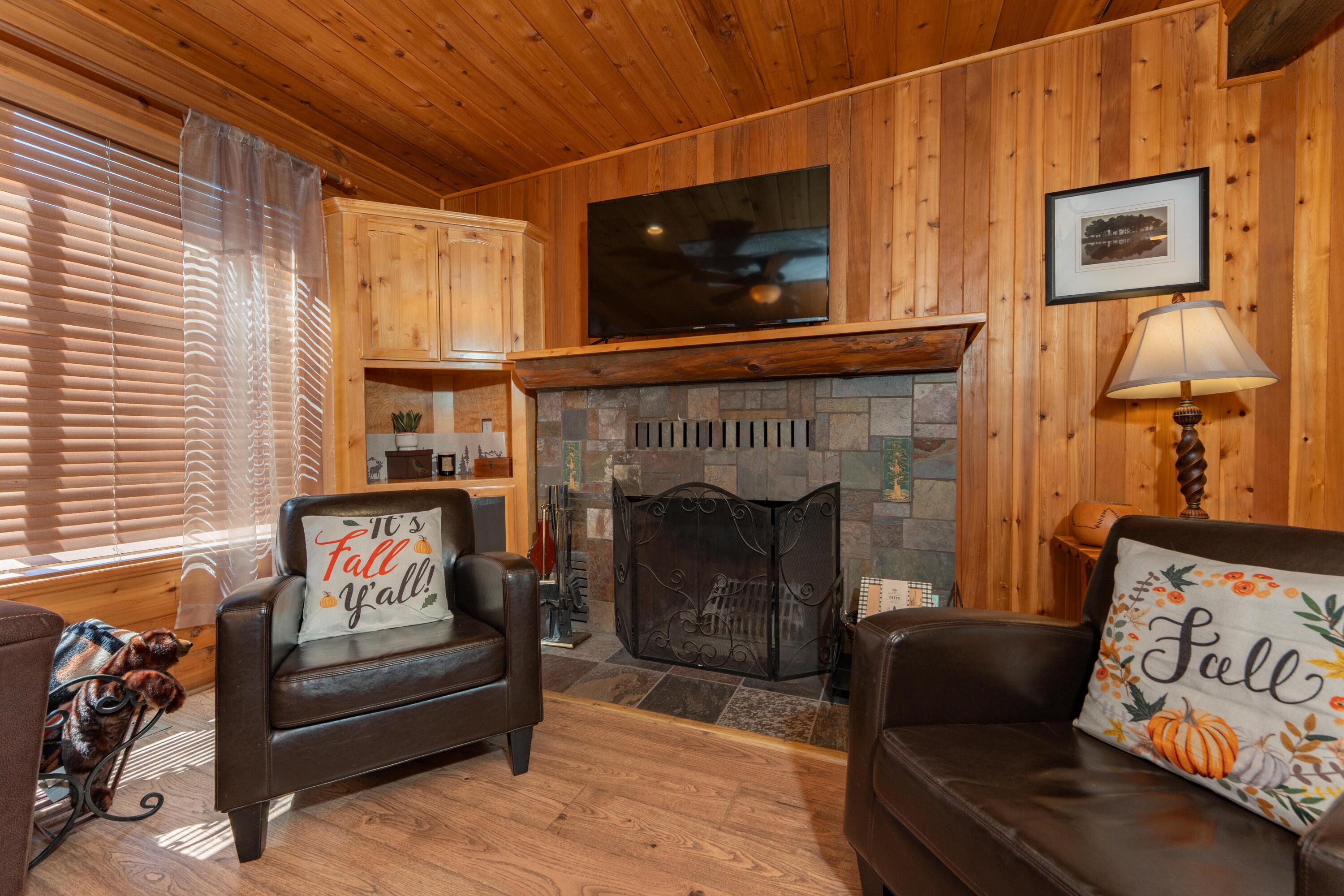 706 Loop Dr, Springville, CA 93265