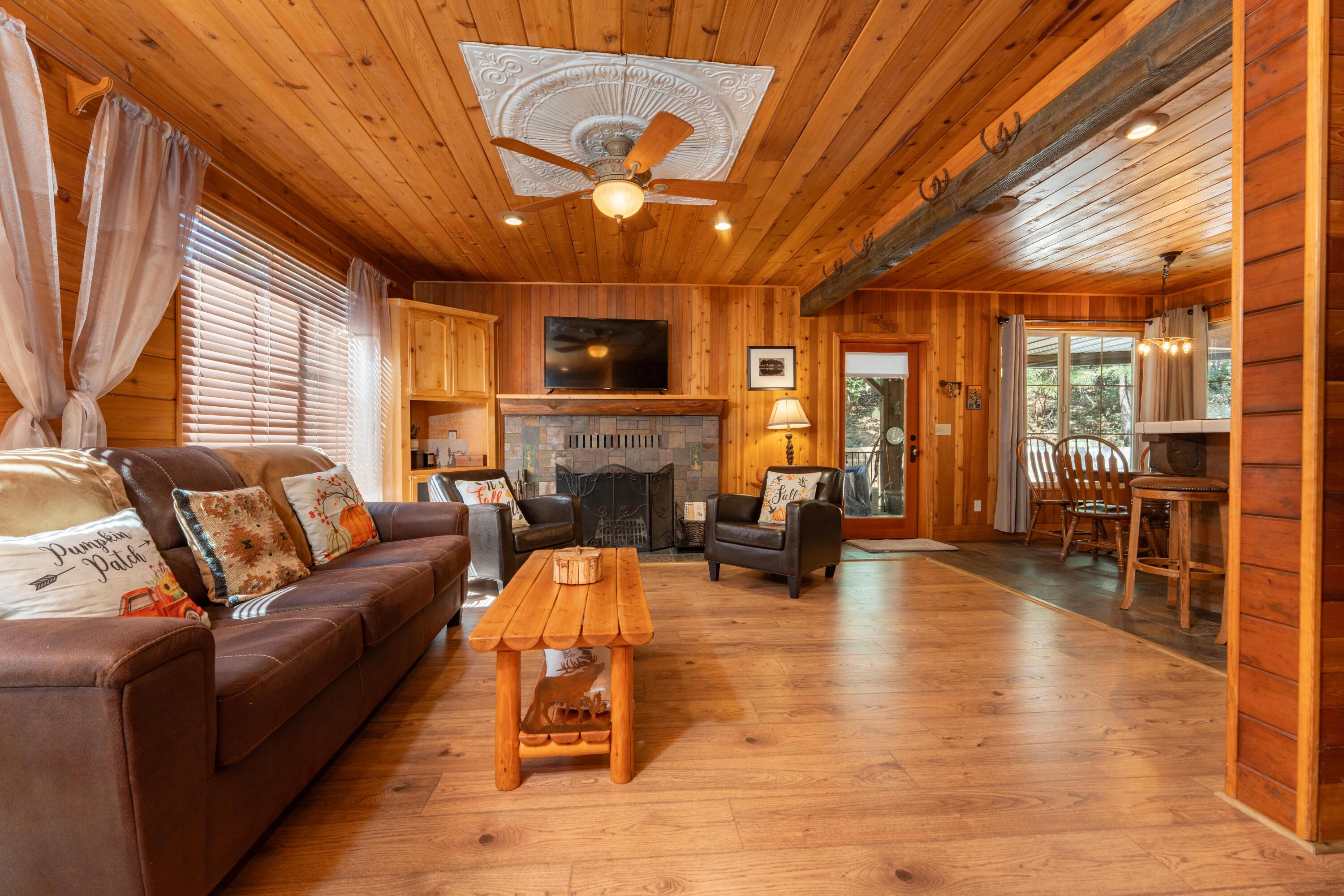 706 Loop Dr, Springville, CA 93265