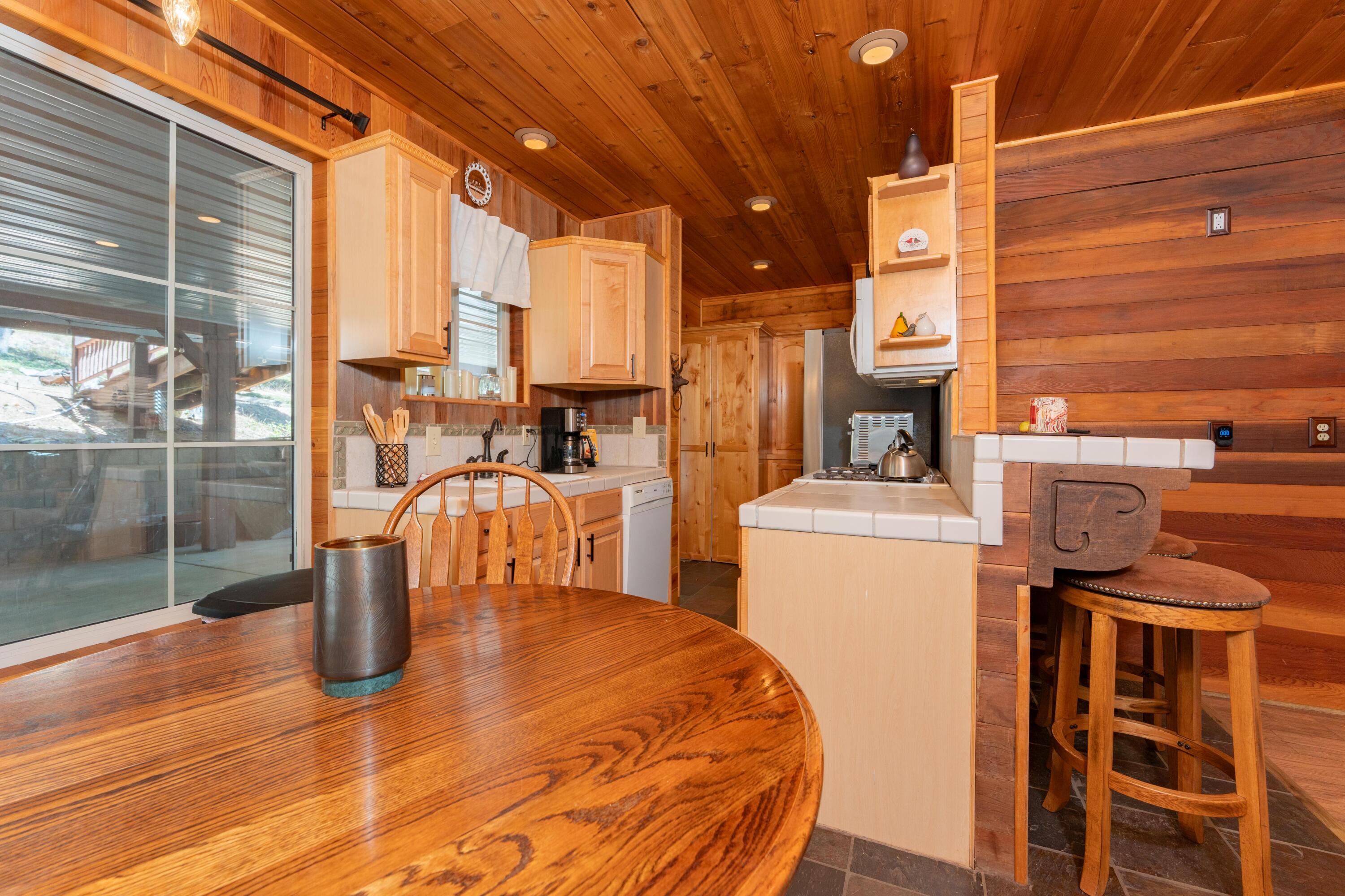 706 Loop Dr, Springville, CA 93265
