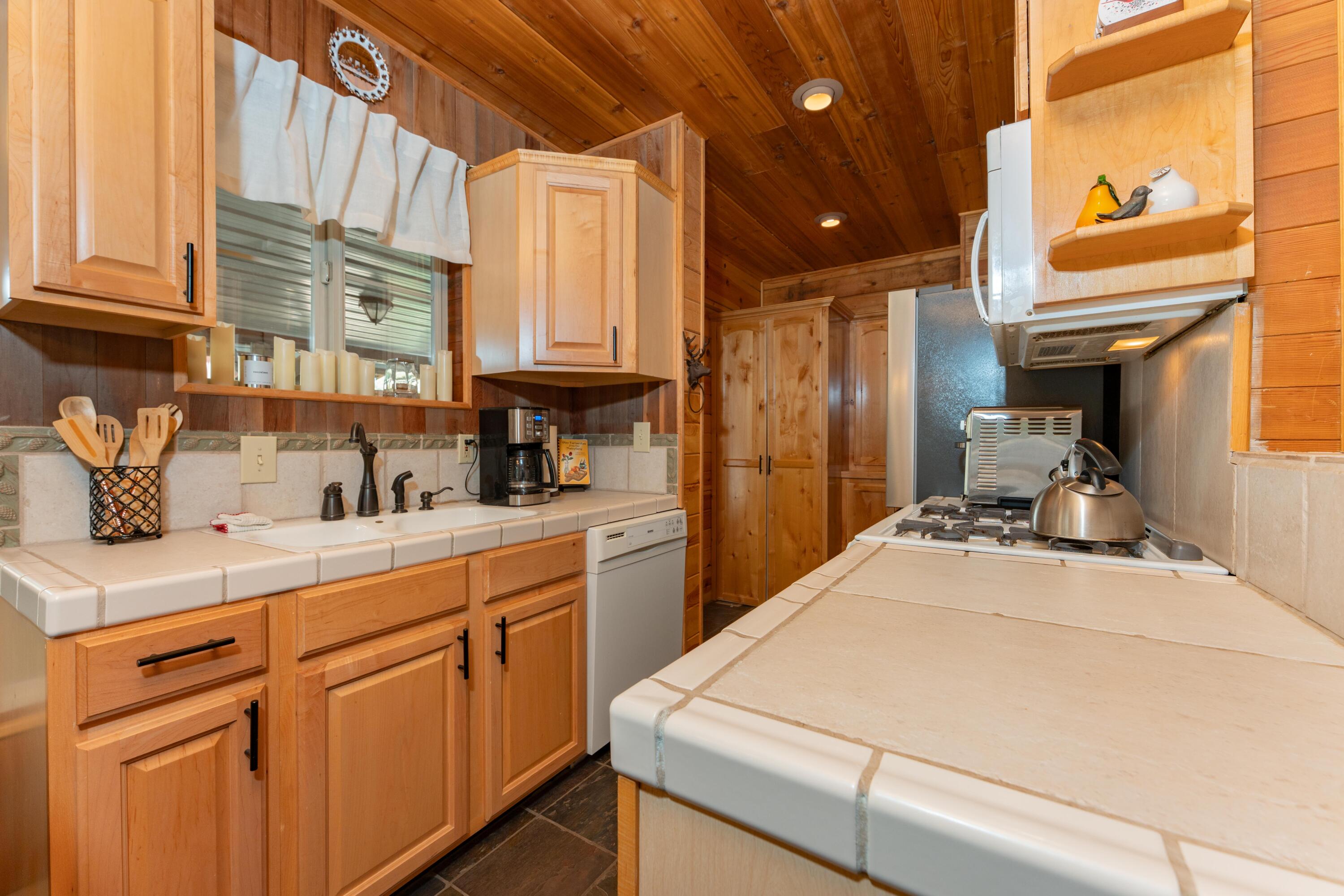 706 Loop Dr, Springville, CA 93265