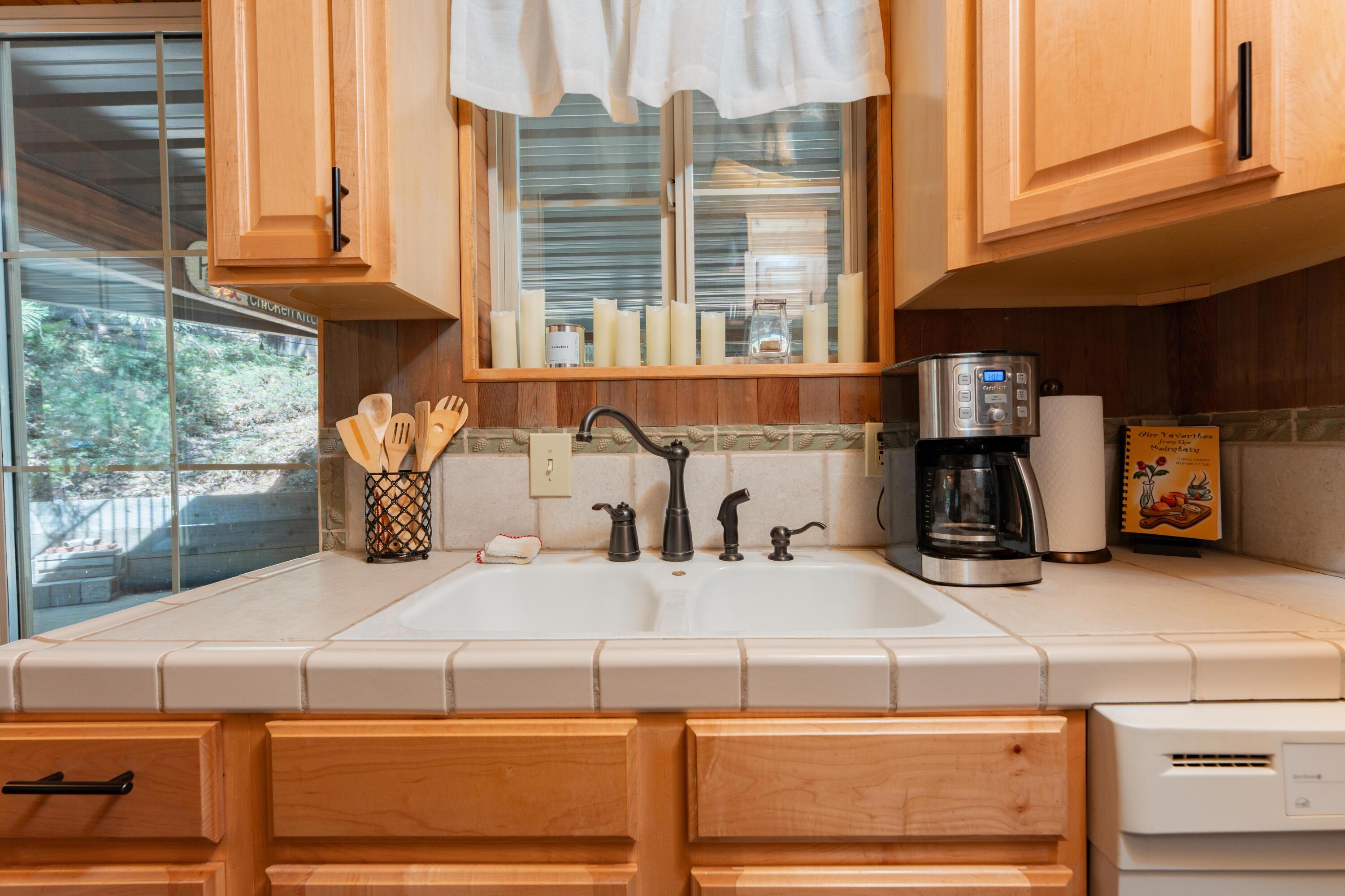 706 Loop Dr, Springville, CA 93265