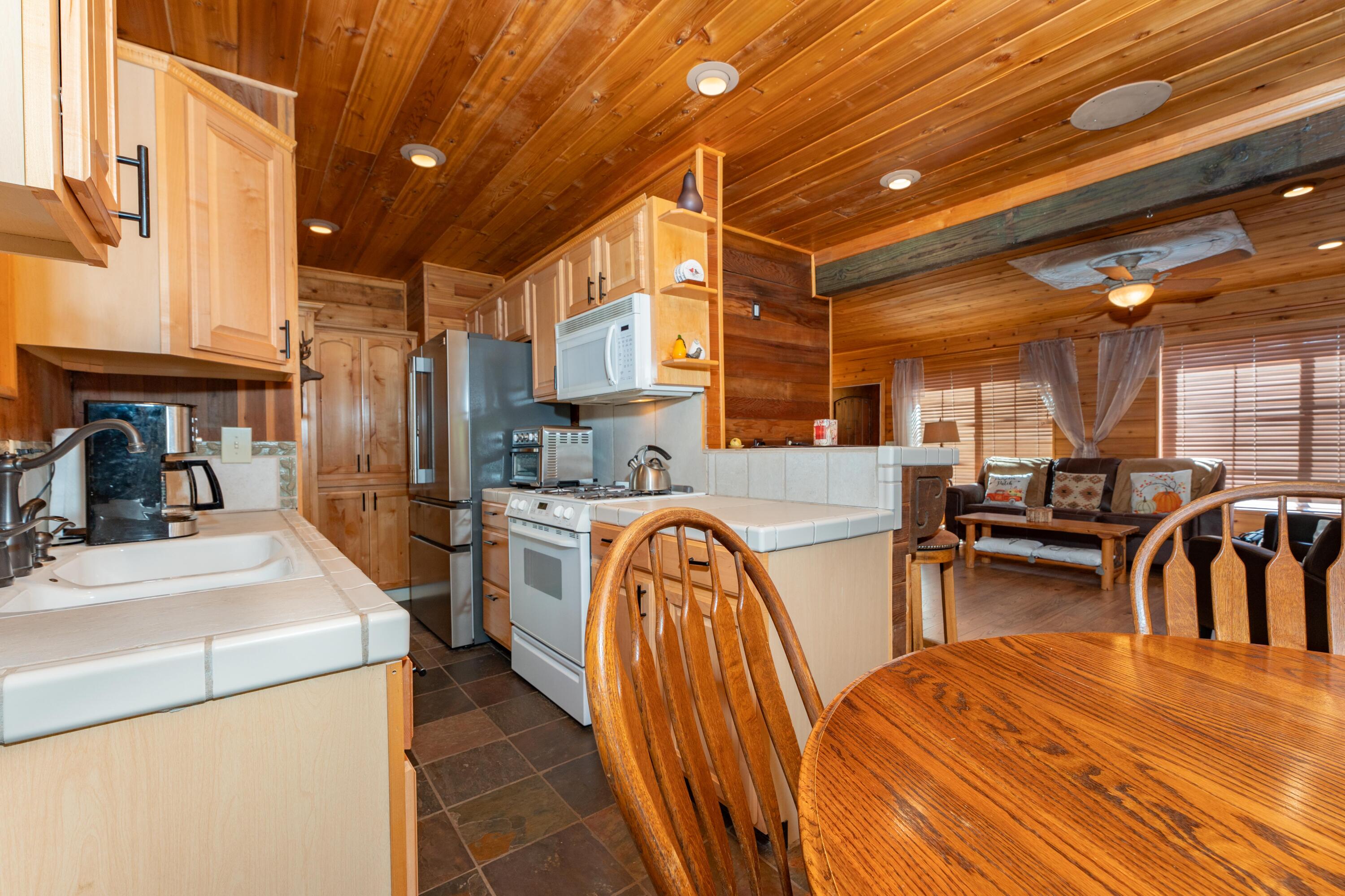 706 Loop Dr, Springville, CA 93265