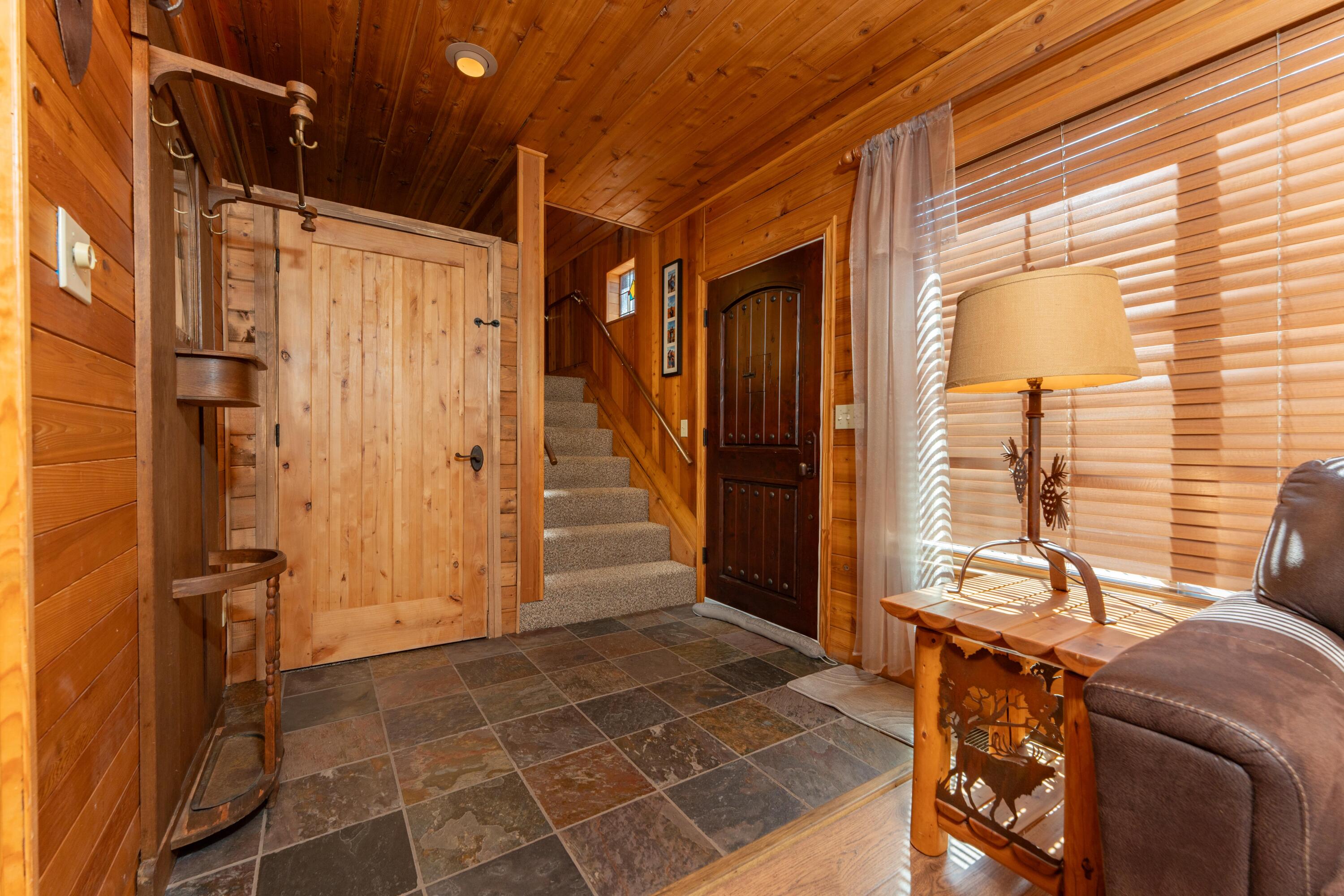 706 Loop Dr, Springville, CA 93265