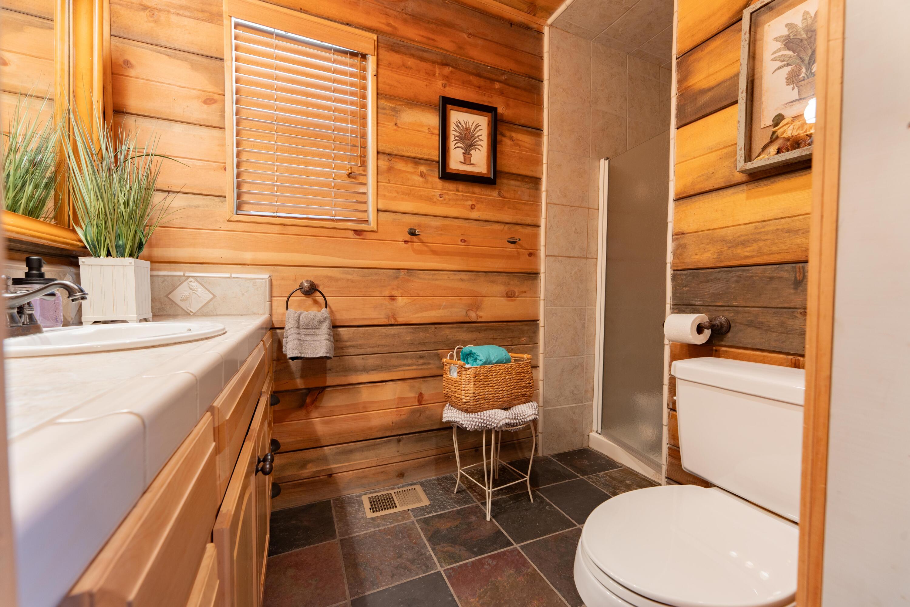 706 Loop Dr, Springville, CA 93265