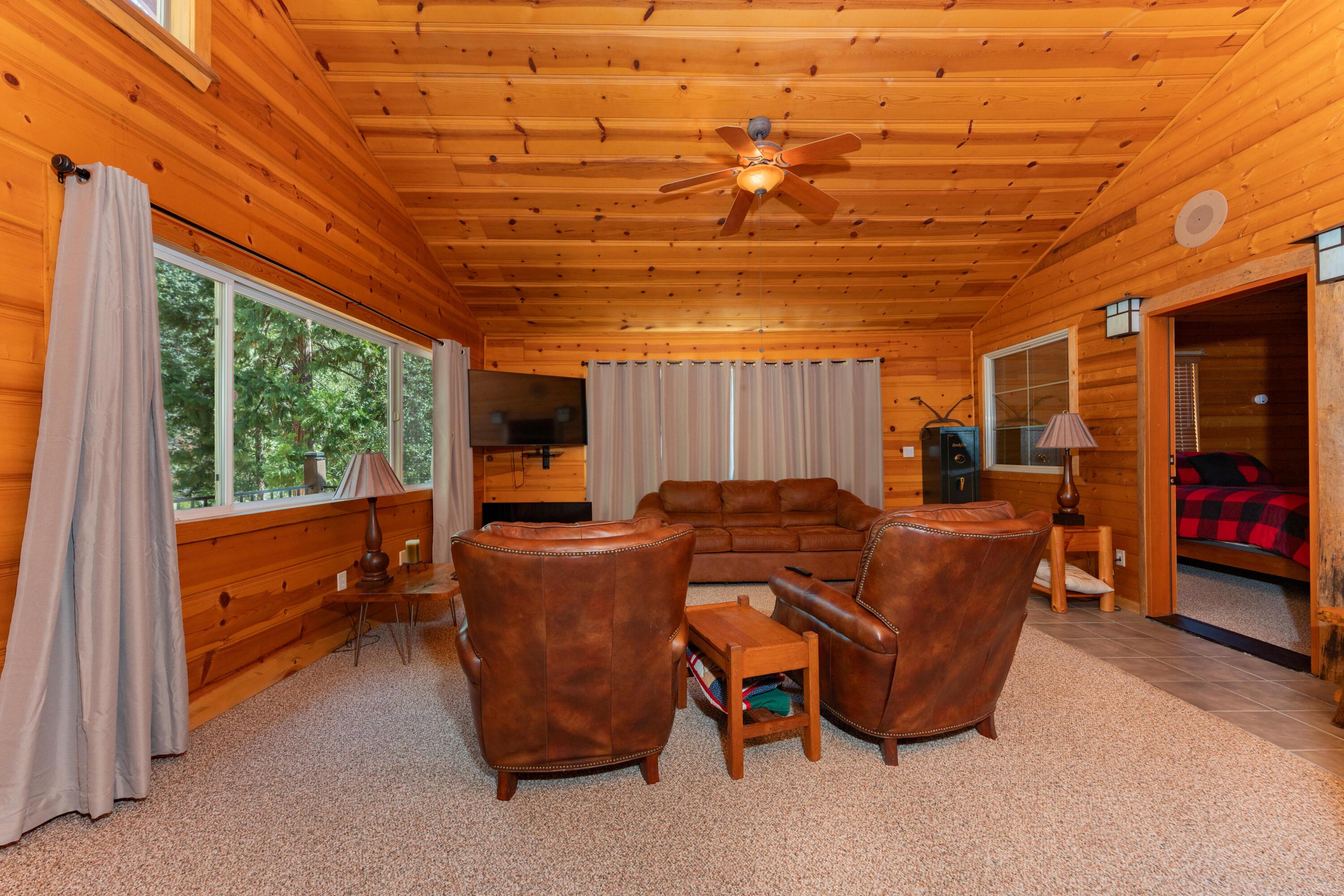 706 Loop Dr, Springville, CA 93265