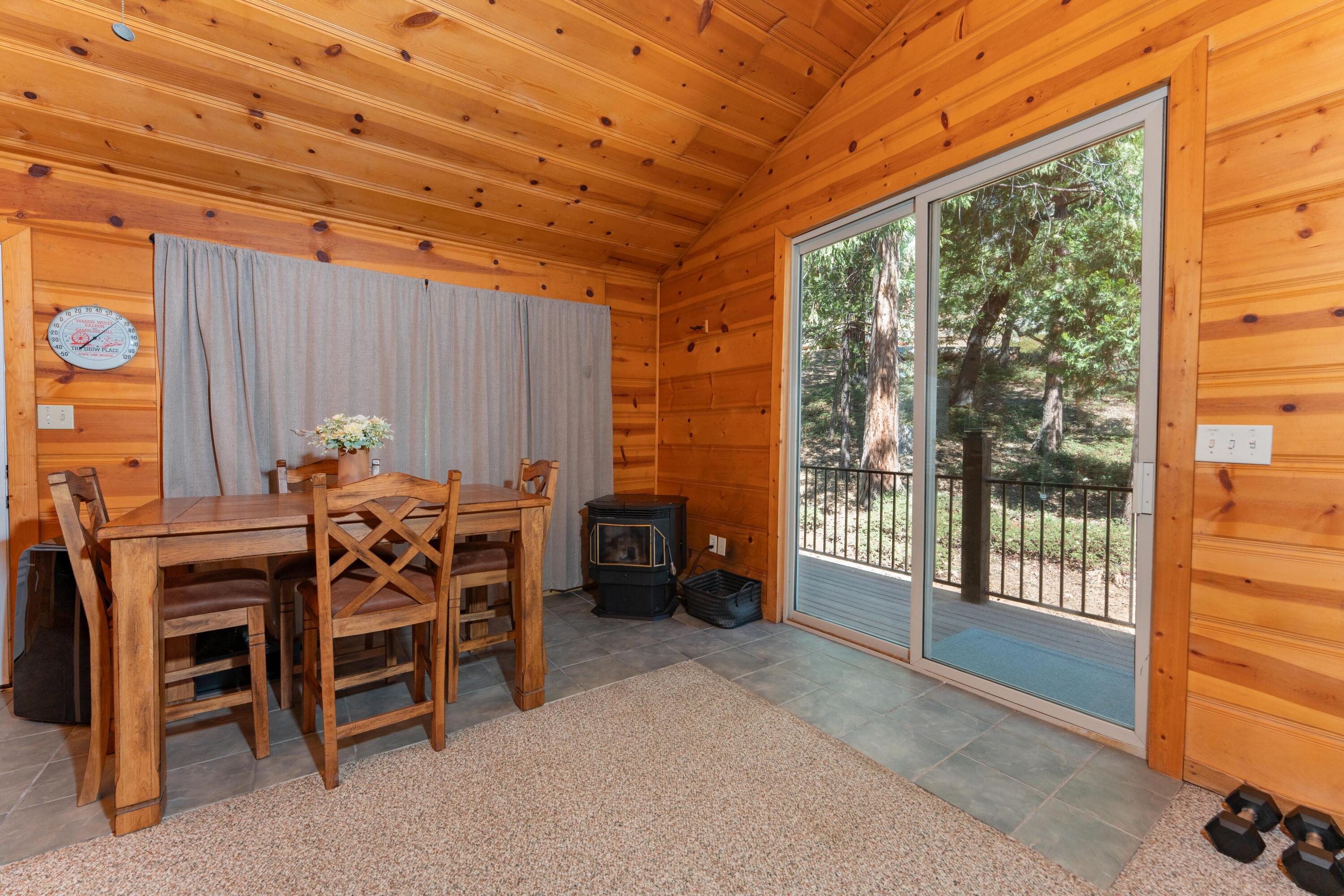 706 Loop Dr, Springville, CA 93265