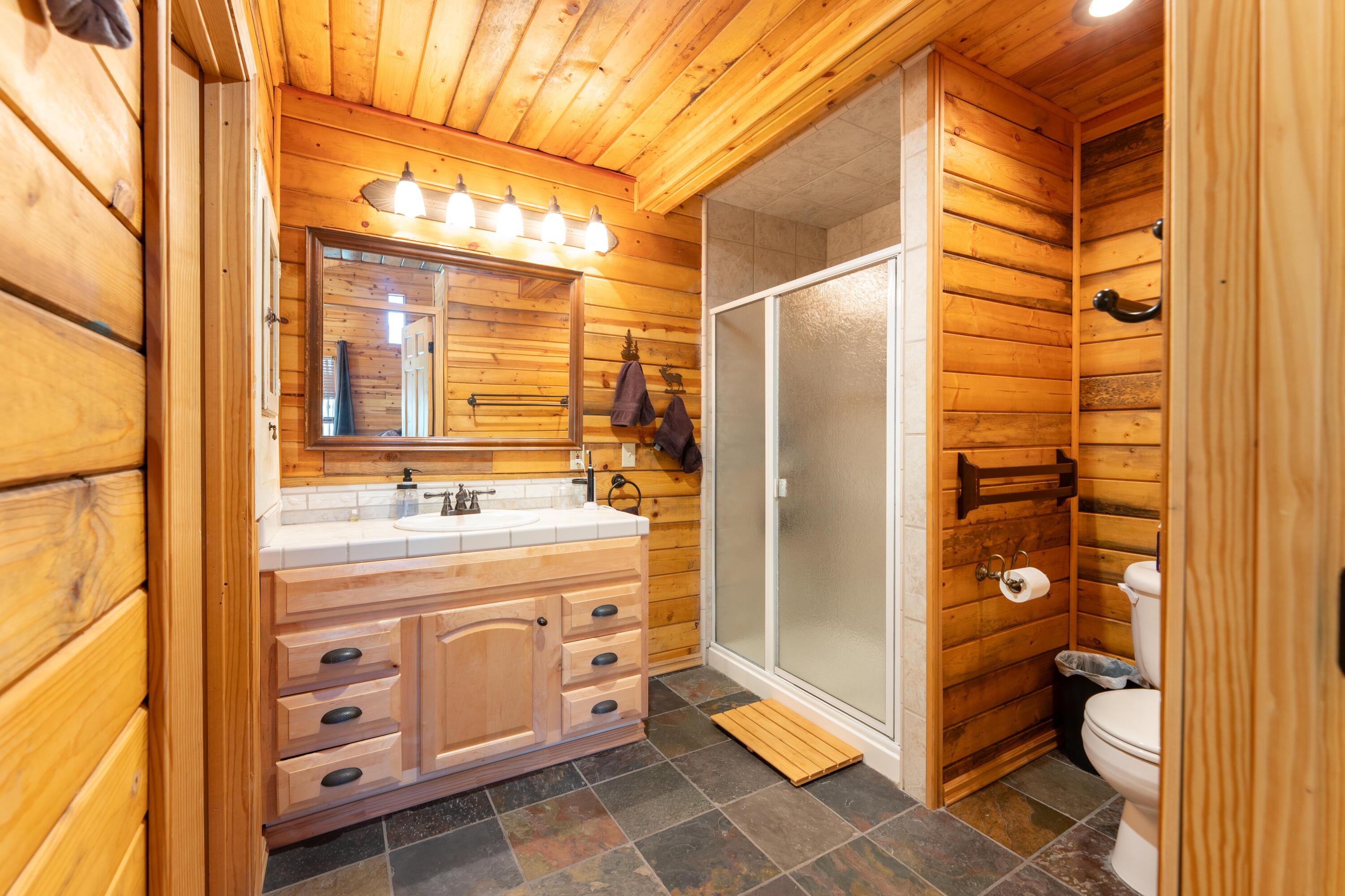 706 Loop Dr, Springville, CA 93265