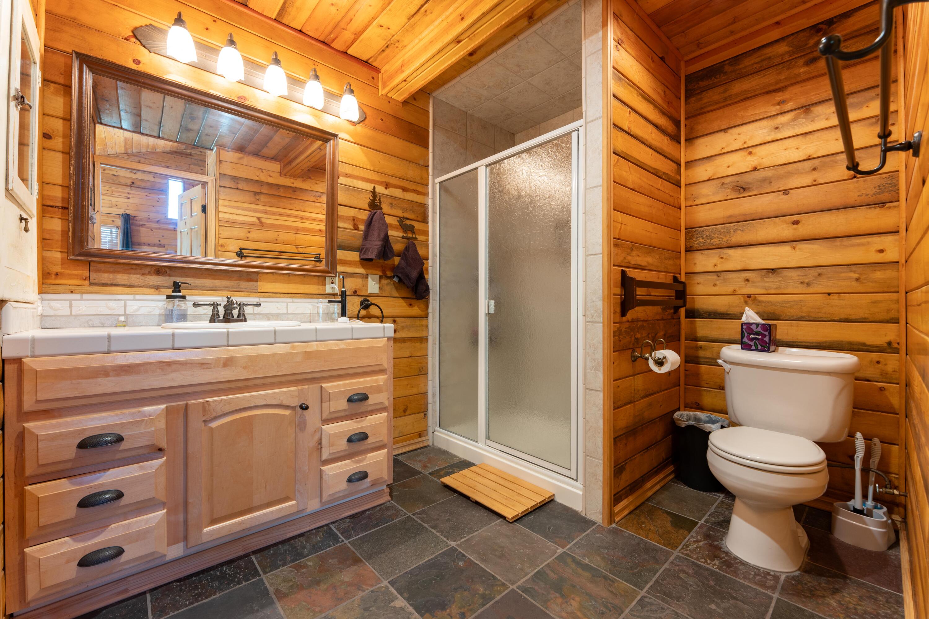 706 Loop Dr, Springville, CA 93265