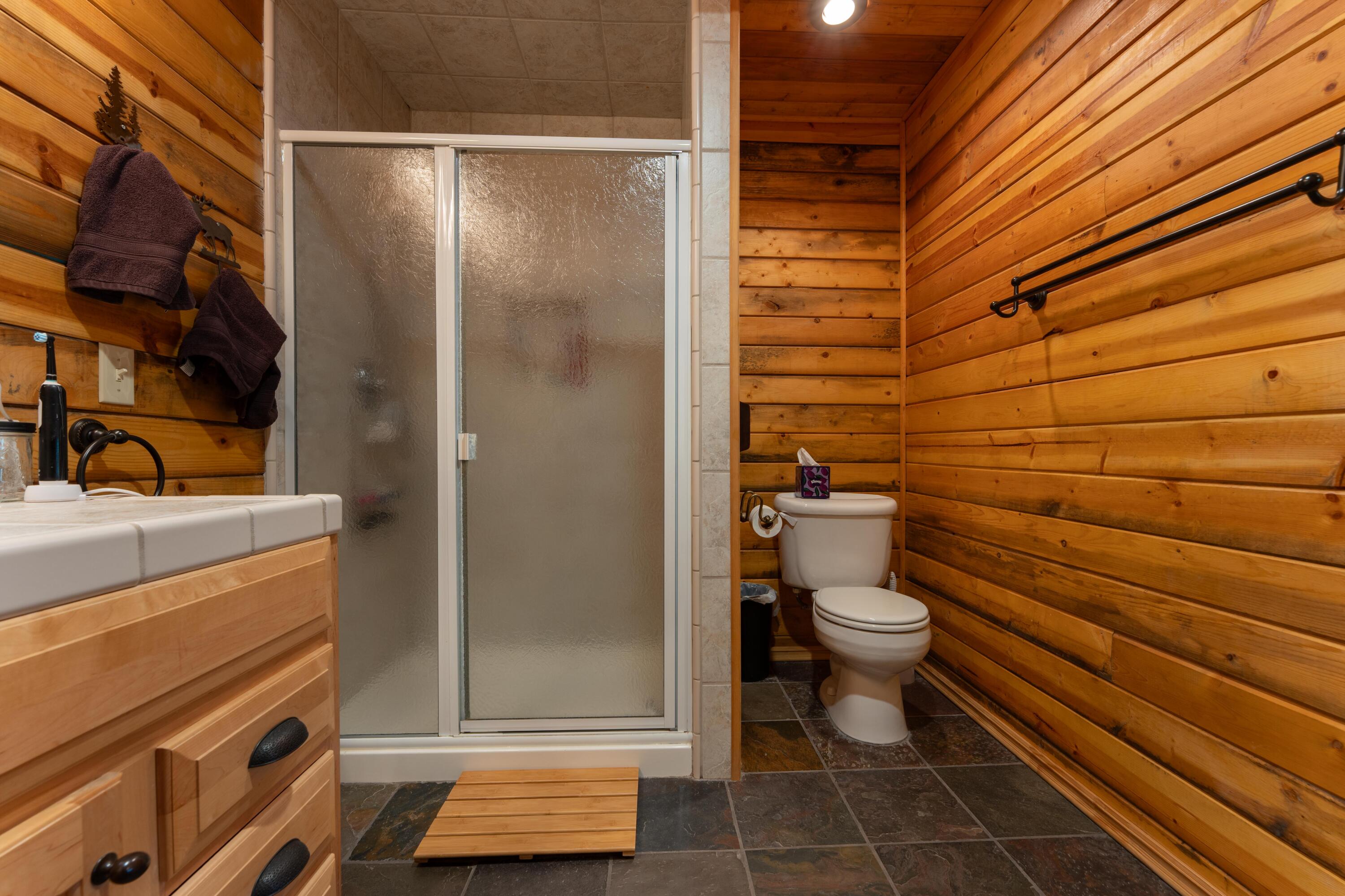 706 Loop Dr, Springville, CA 93265