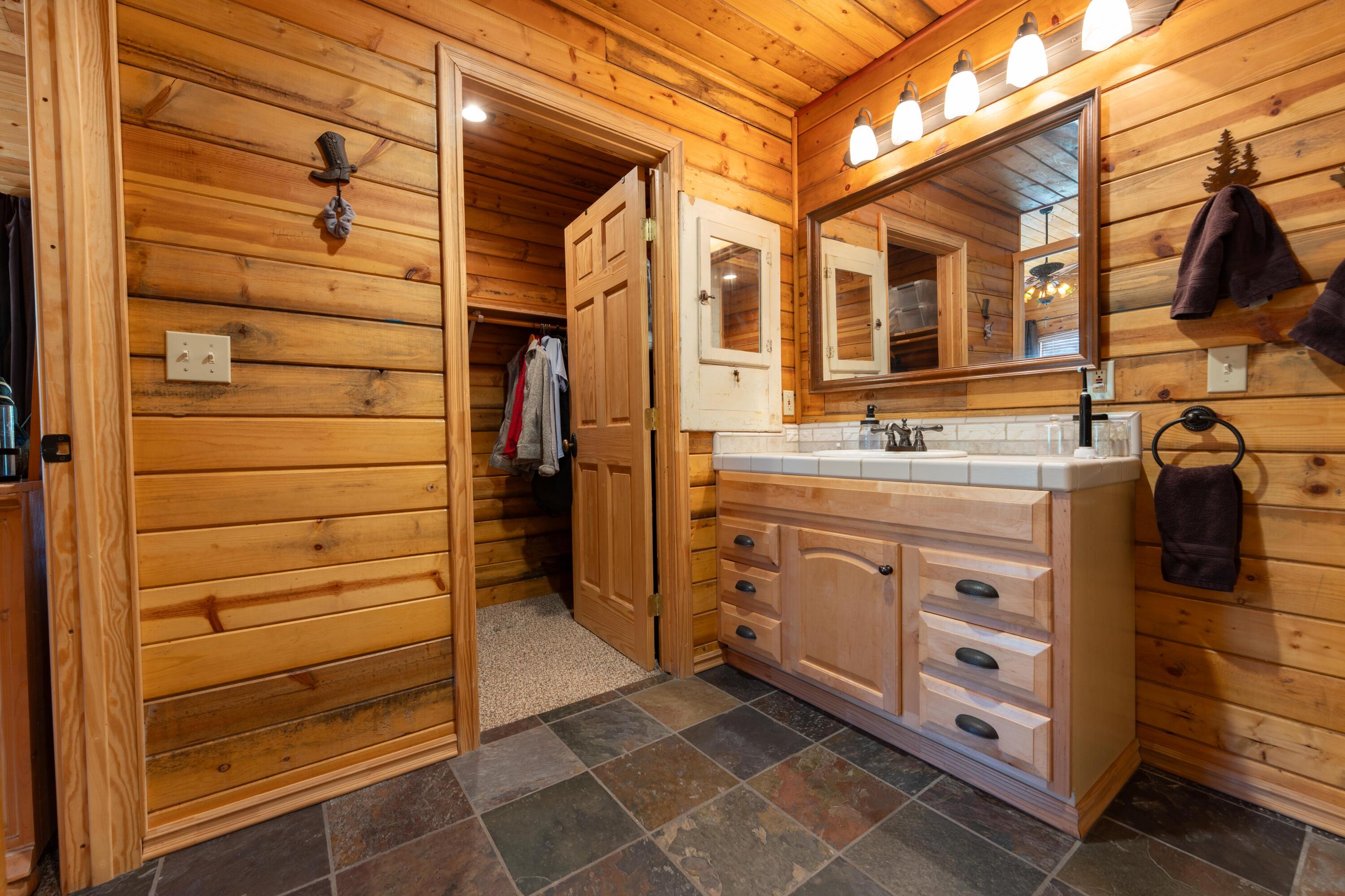 706 Loop Dr, Springville, CA 93265