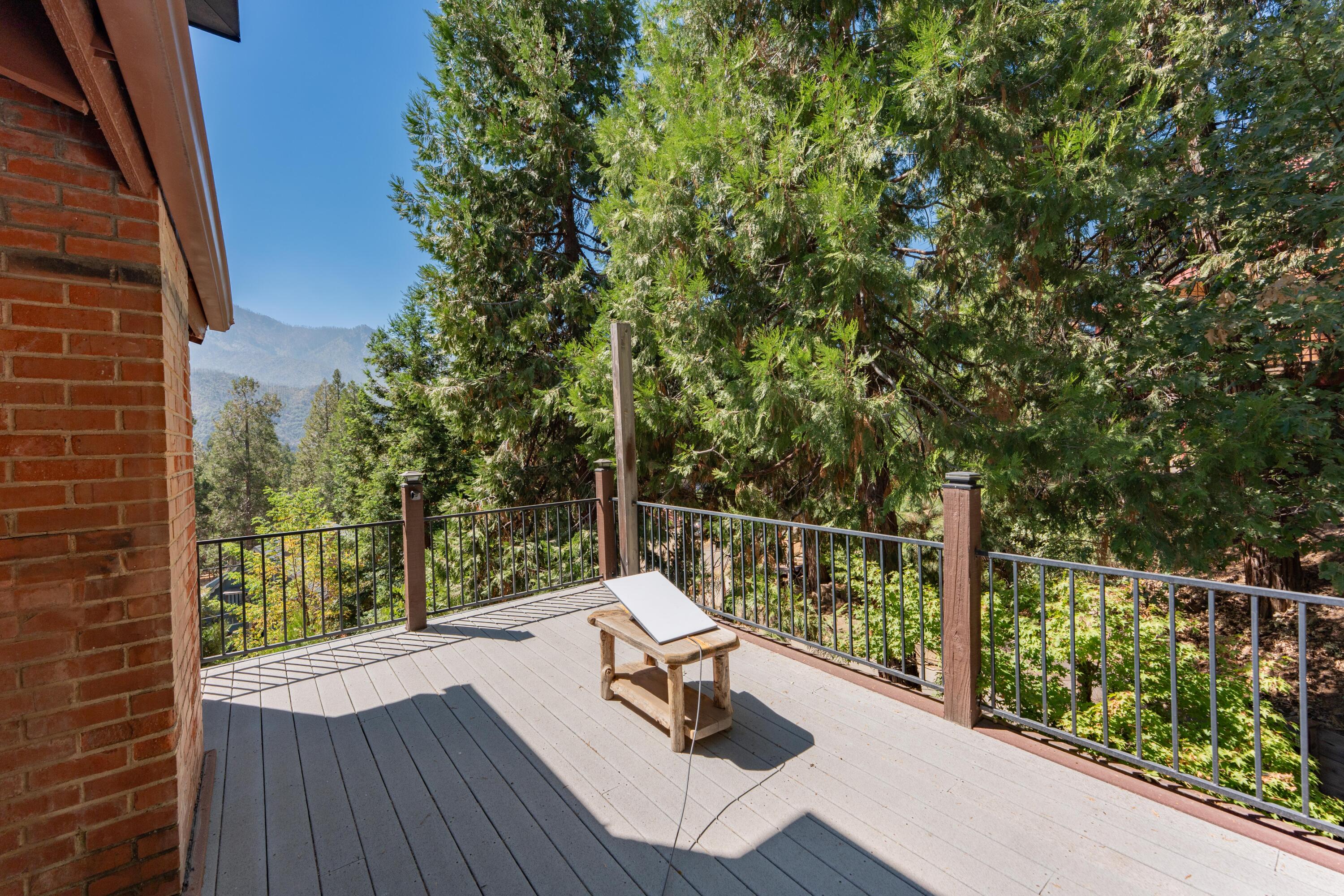 706 Loop Dr, Springville, CA 93265
