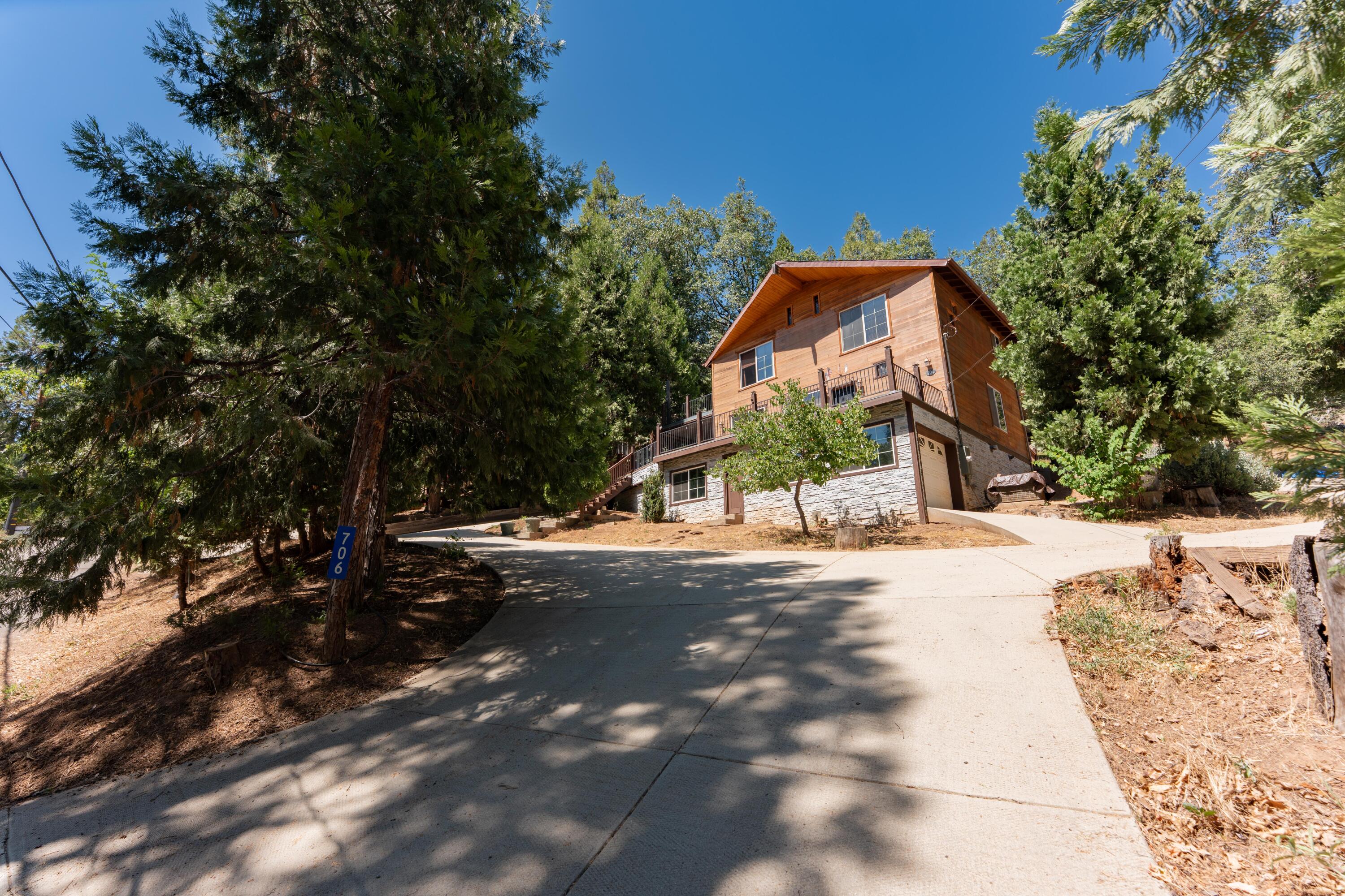 706 Loop Dr, Springville, CA 93265
