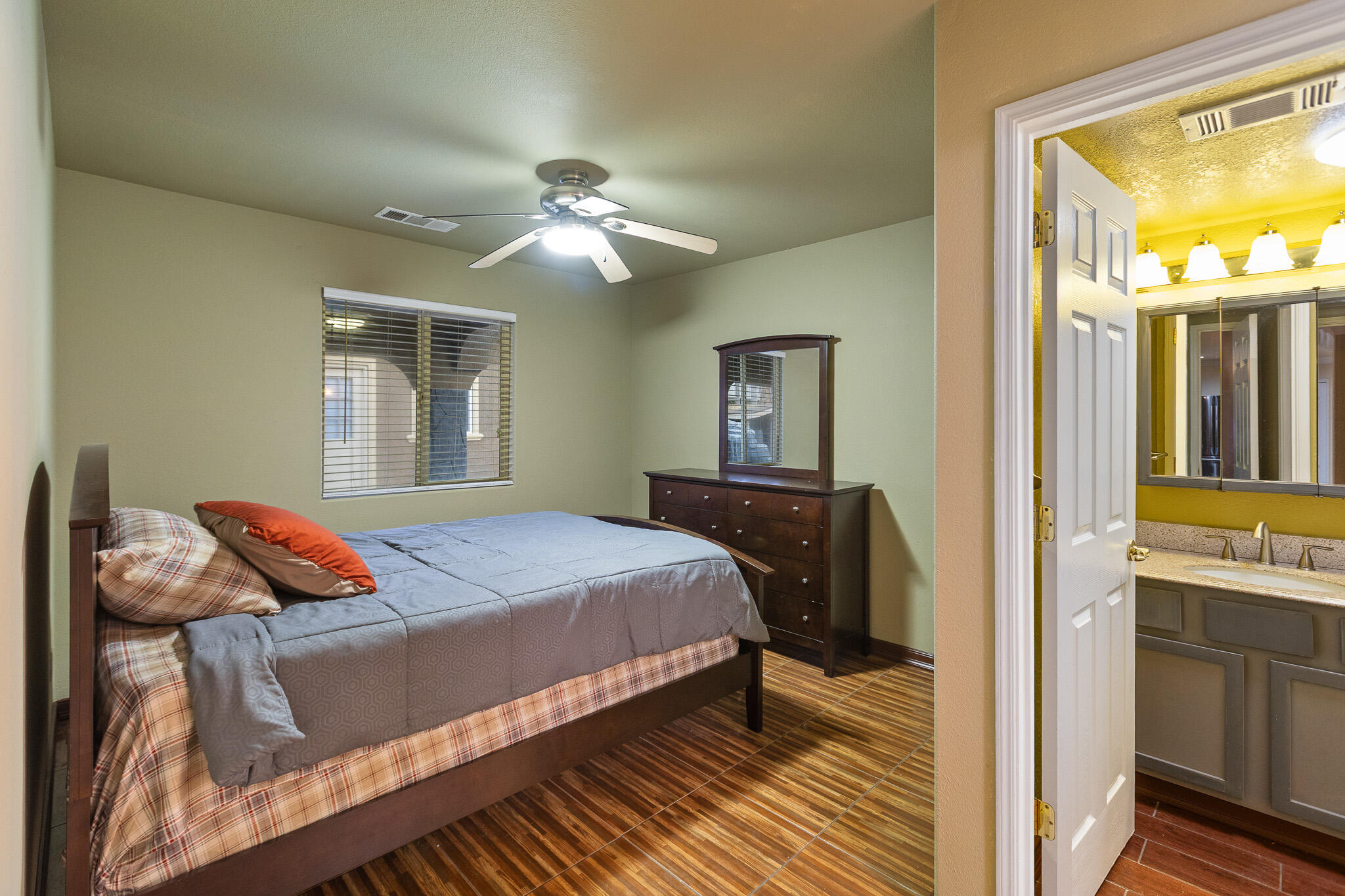 3124 N Mendonca, Visalia, CA 93291