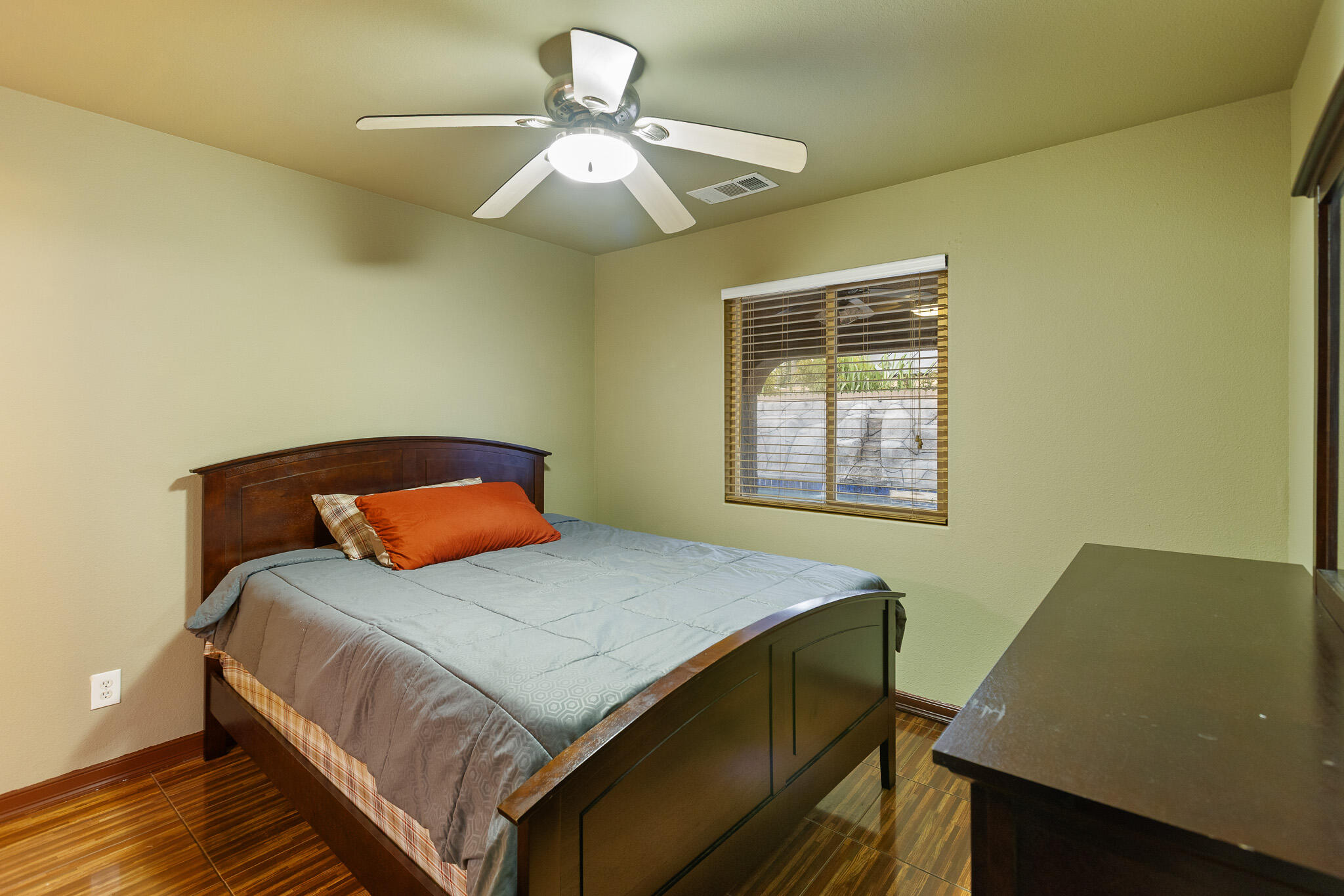 3124 N Mendonca, Visalia, CA 93291