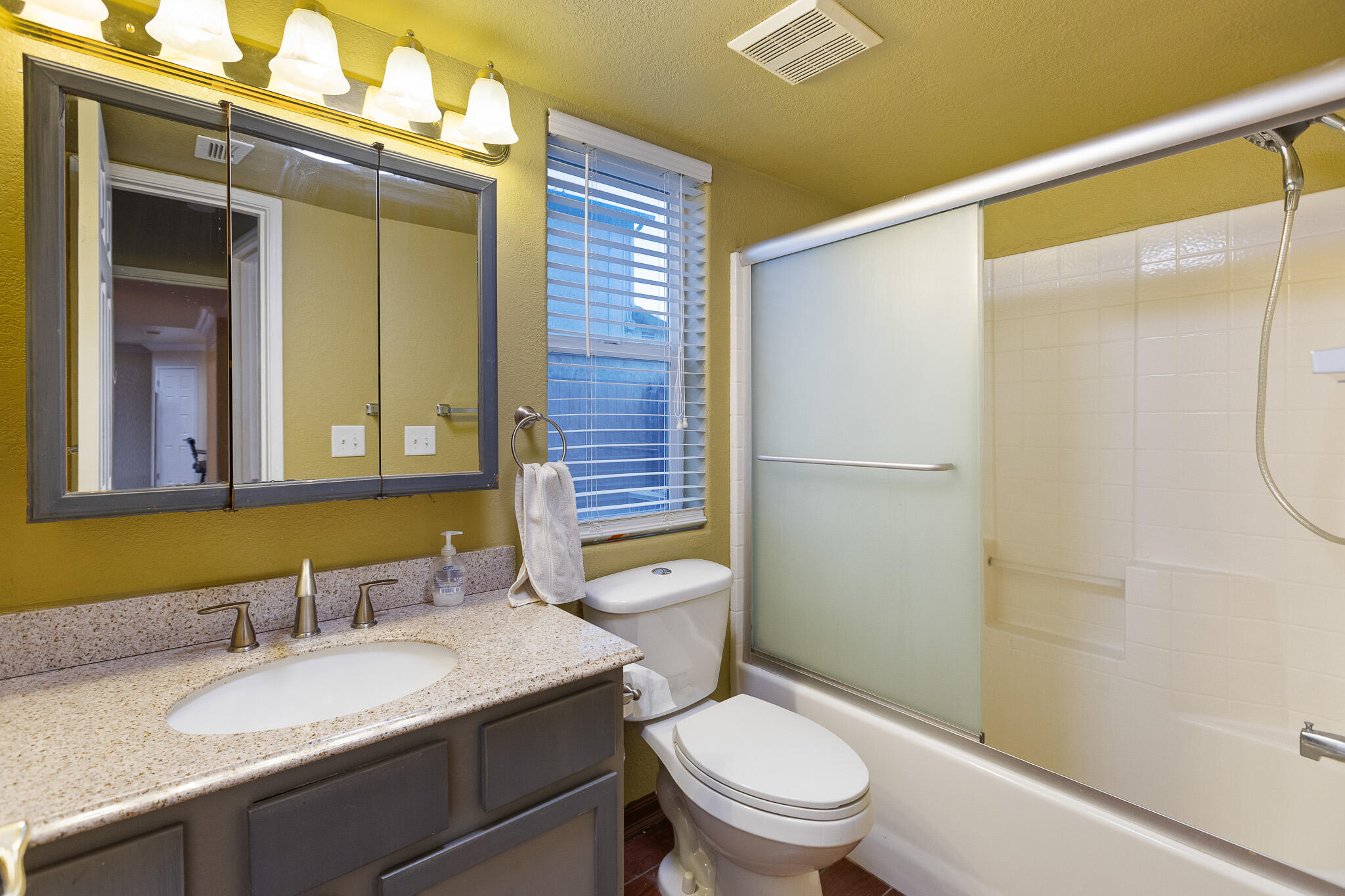 3124 N Mendonca, Visalia, CA 93291
