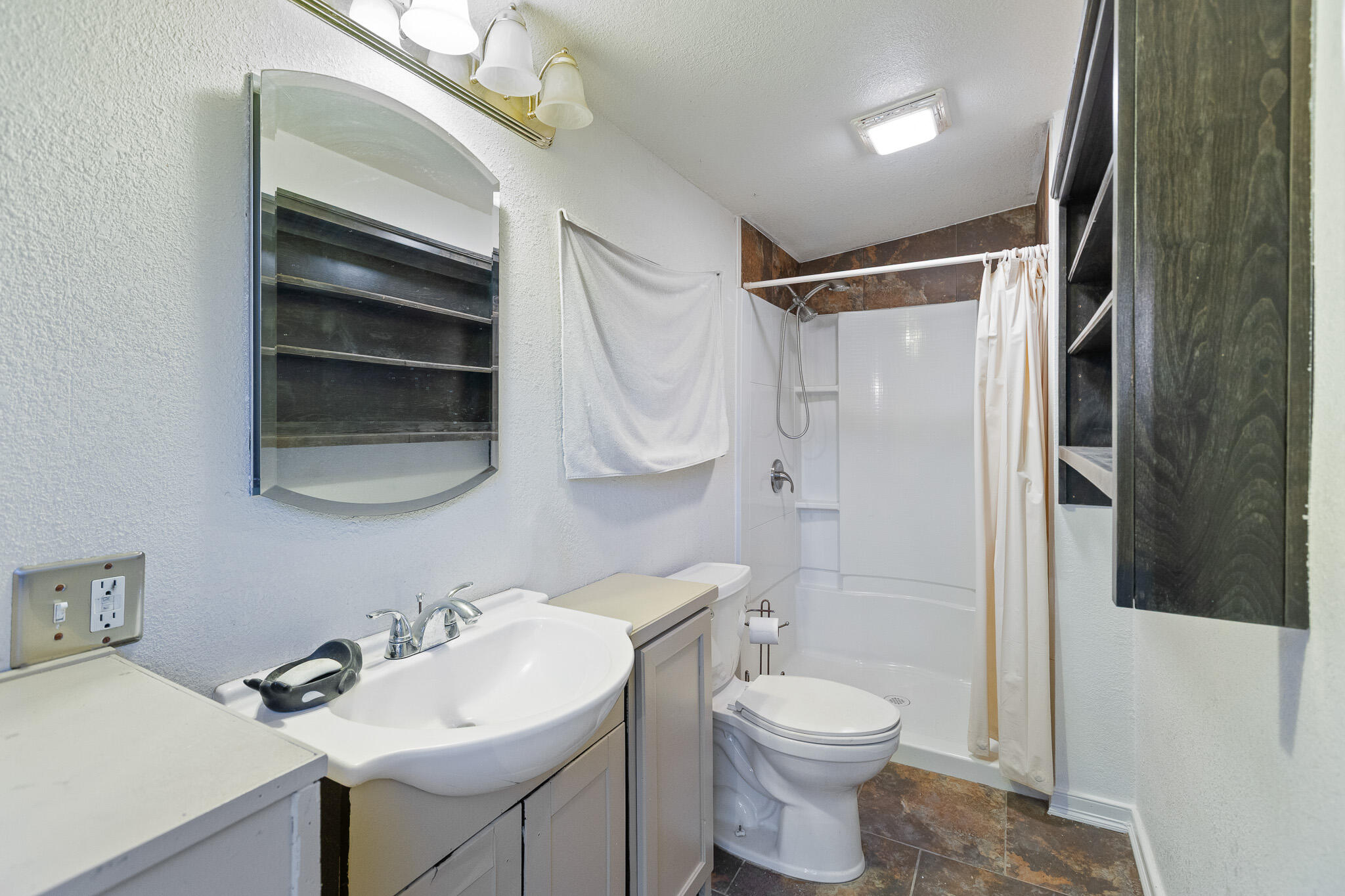 3124 N Mendonca, Visalia, CA 93291