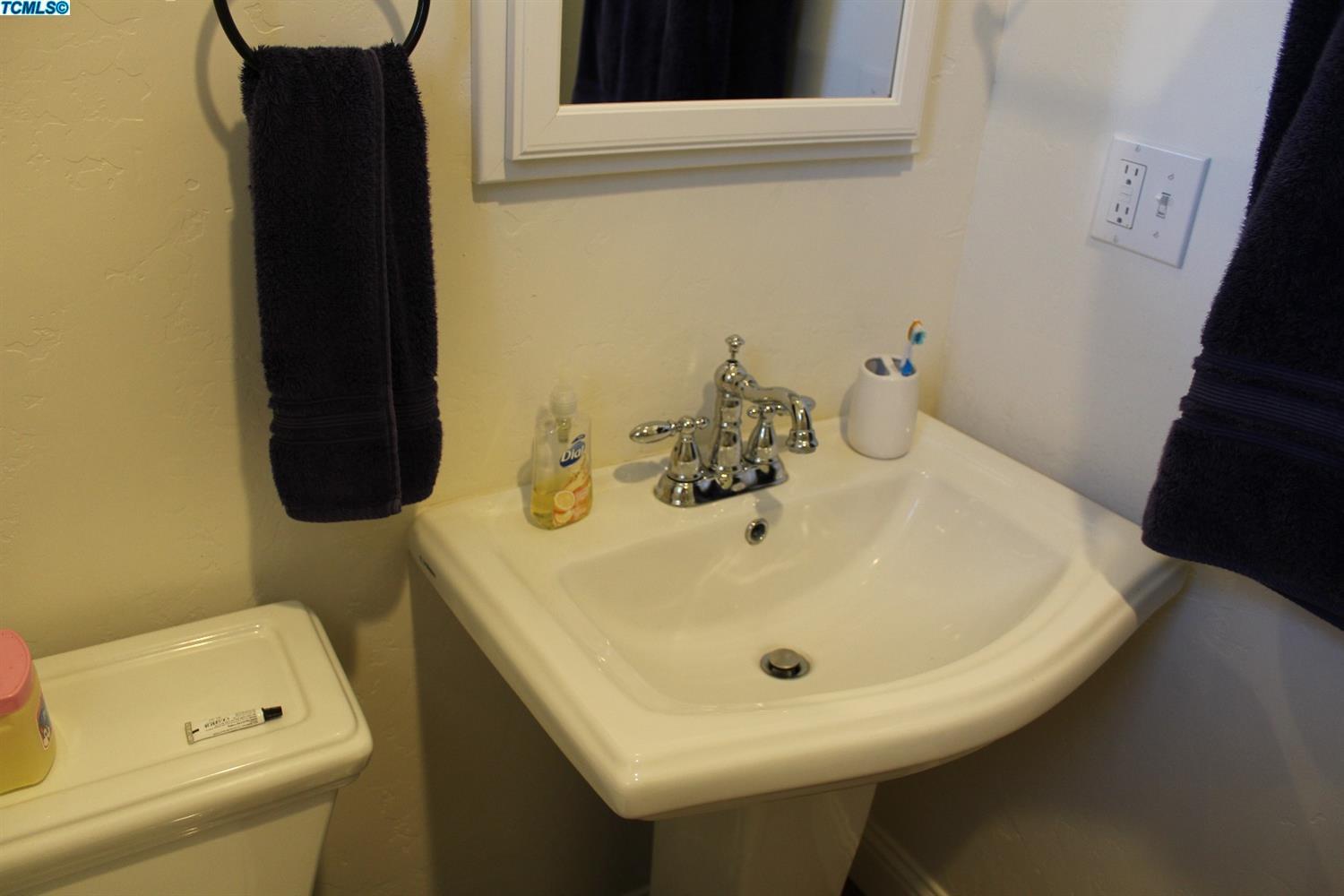 198 S Palm St, Woodlake, CA 93286