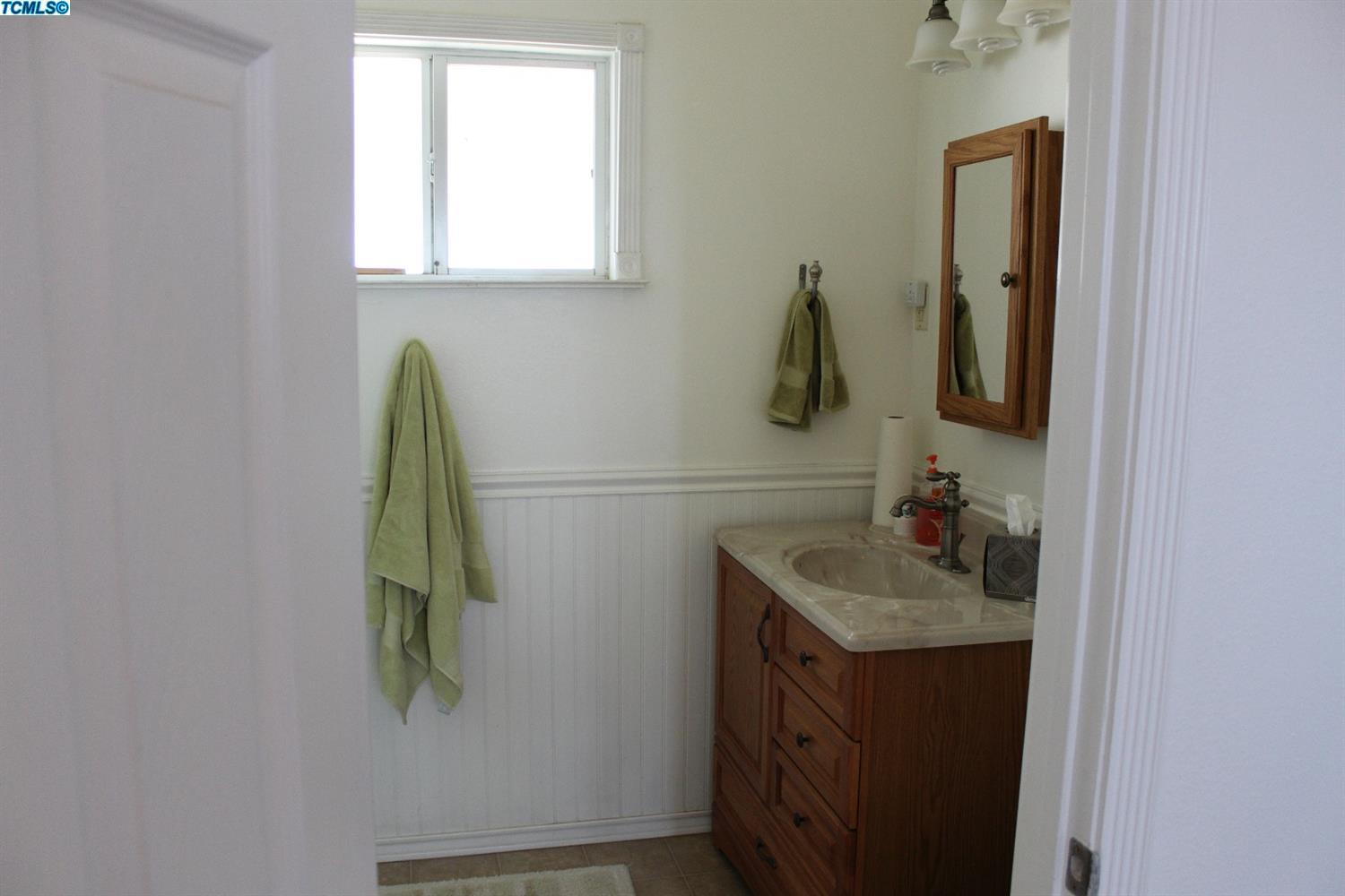 198 S Palm St, Woodlake, CA 93286