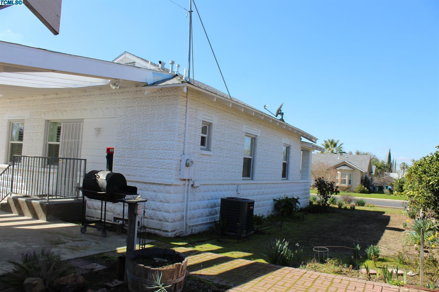 198 S Palm St, Woodlake, CA 93286