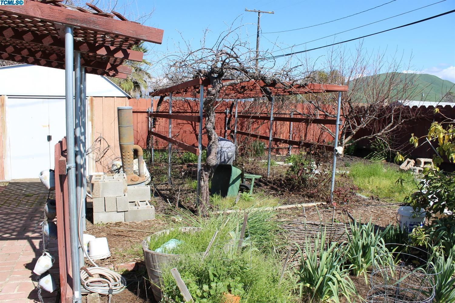 198 S Palm St, Woodlake, CA 93286