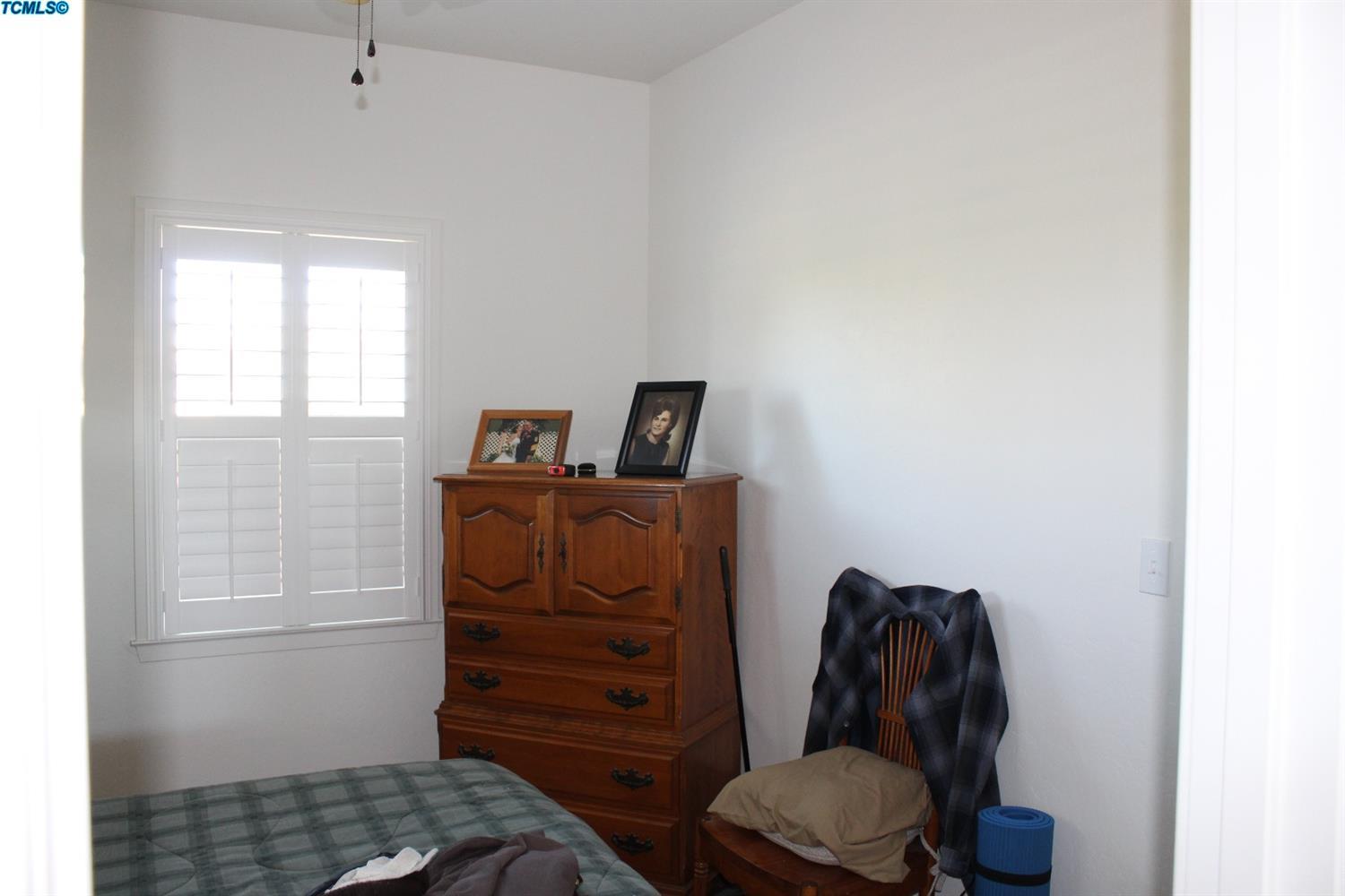 198 S Palm St, Woodlake, CA 93286