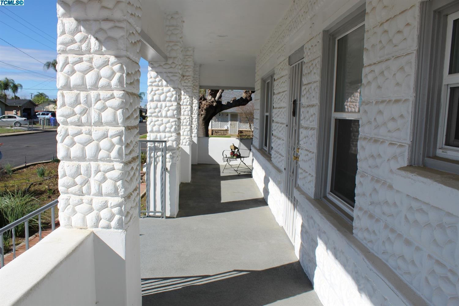 198 S Palm St, Woodlake, CA 93286