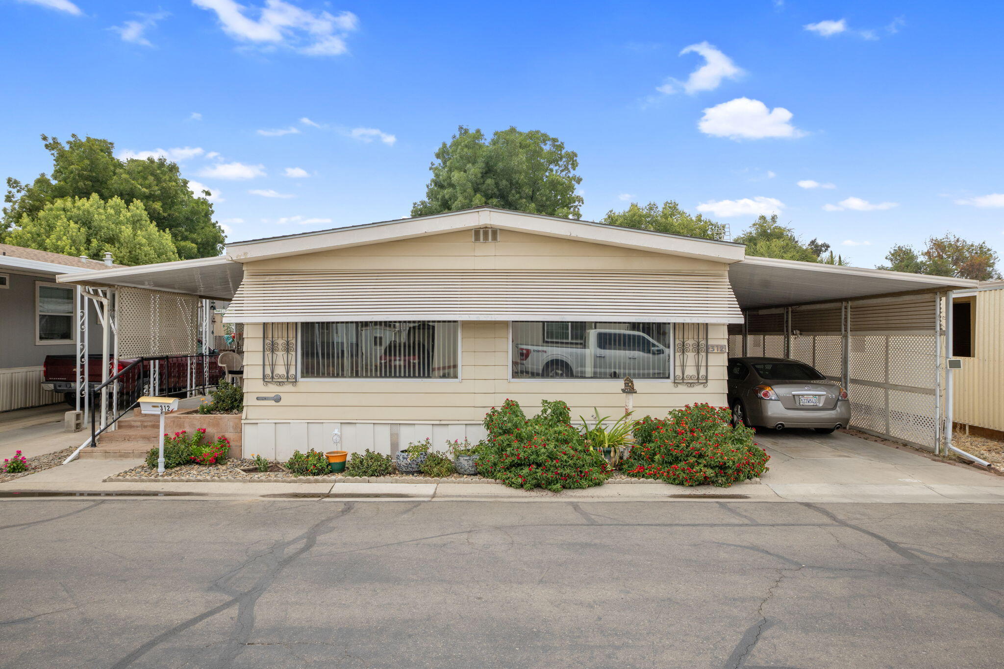 225 N Akers St #312, Visalia, CA 93291