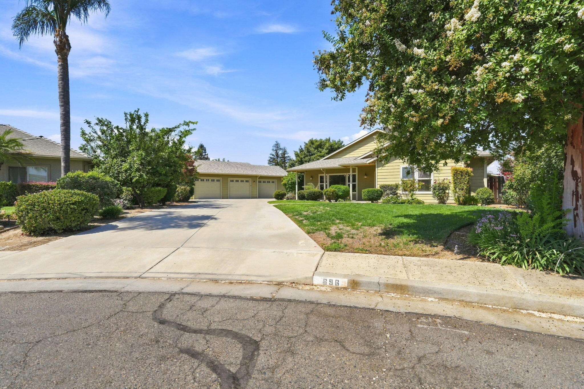 696 Rolling Hills Ct, Exeter, CA 93221