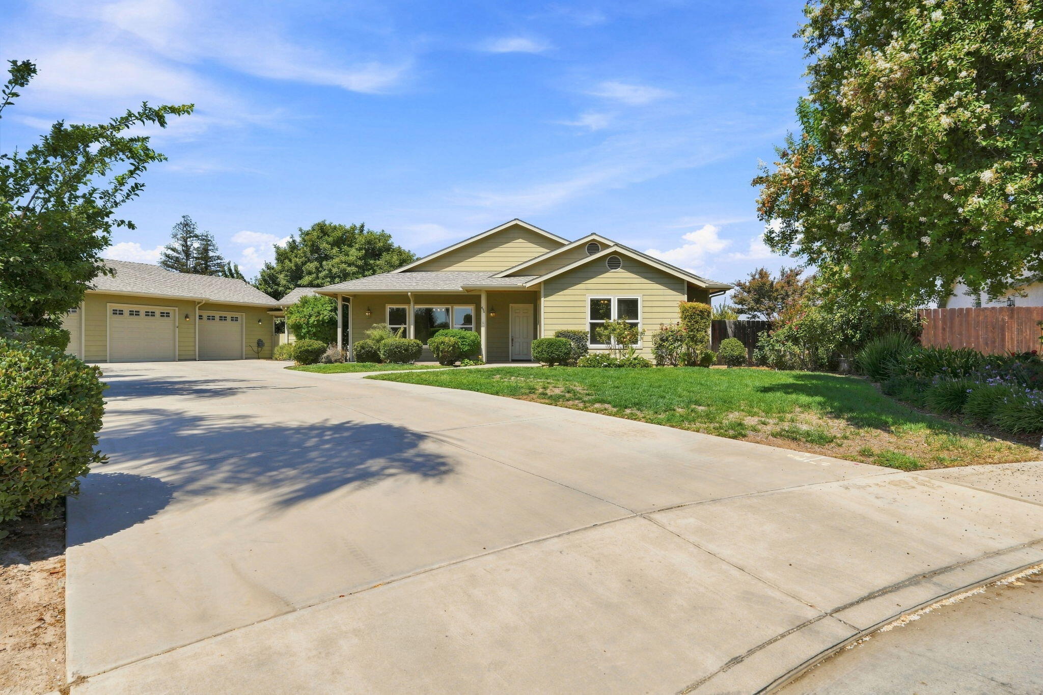 696 Rolling Hills Ct, Exeter, CA 93221
