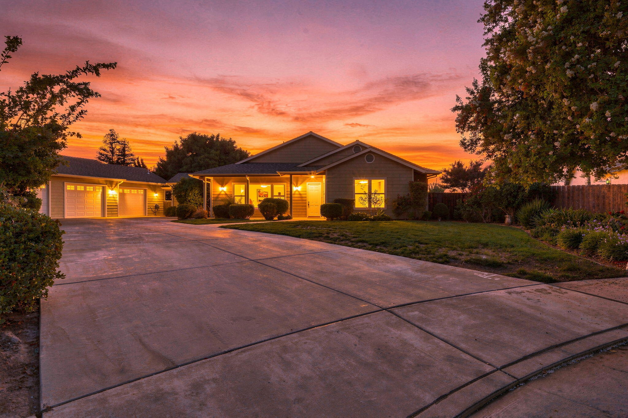 696 Rolling Hills Ct, Exeter, CA 93221