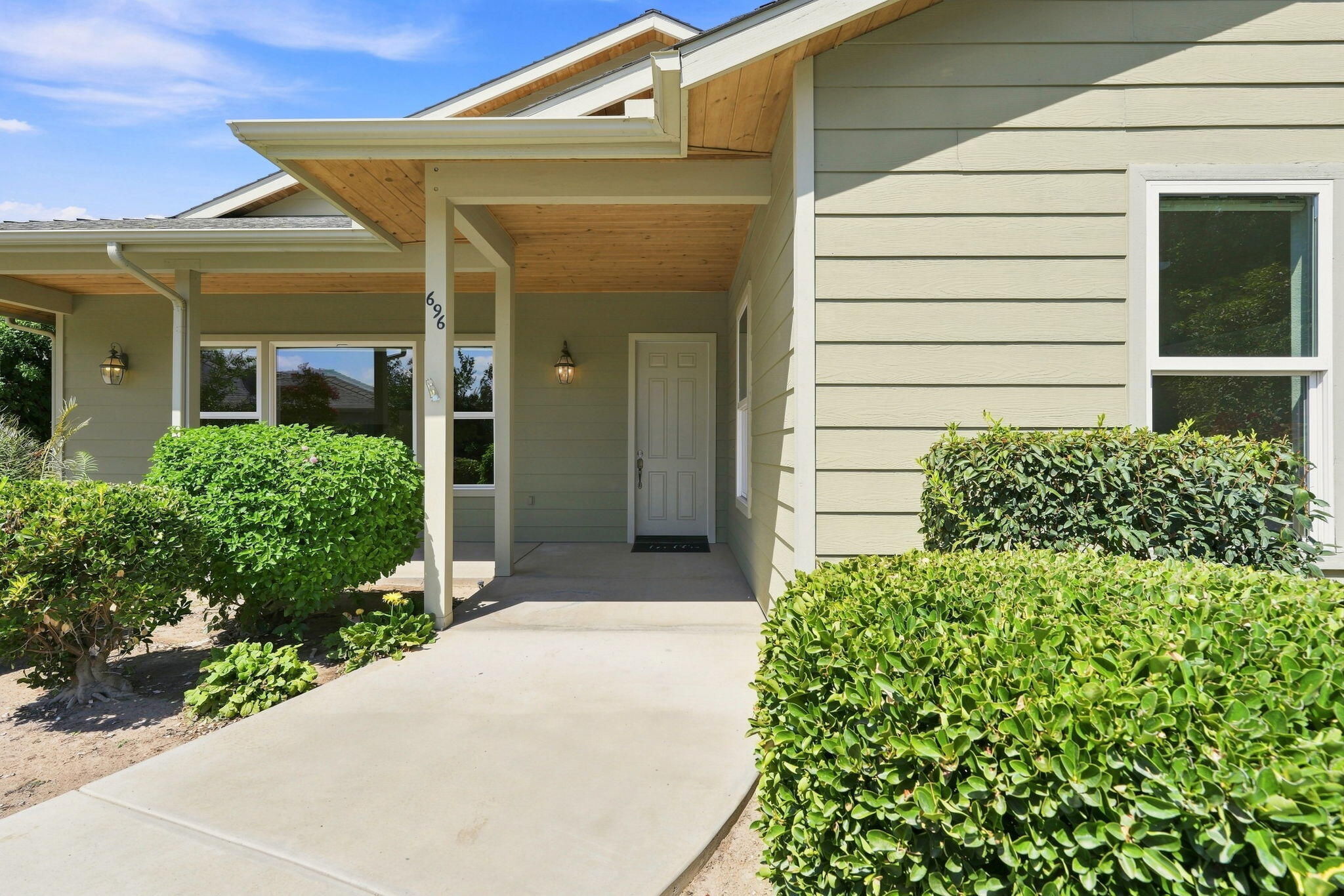 696 Rolling Hills Ct, Exeter, CA 93221