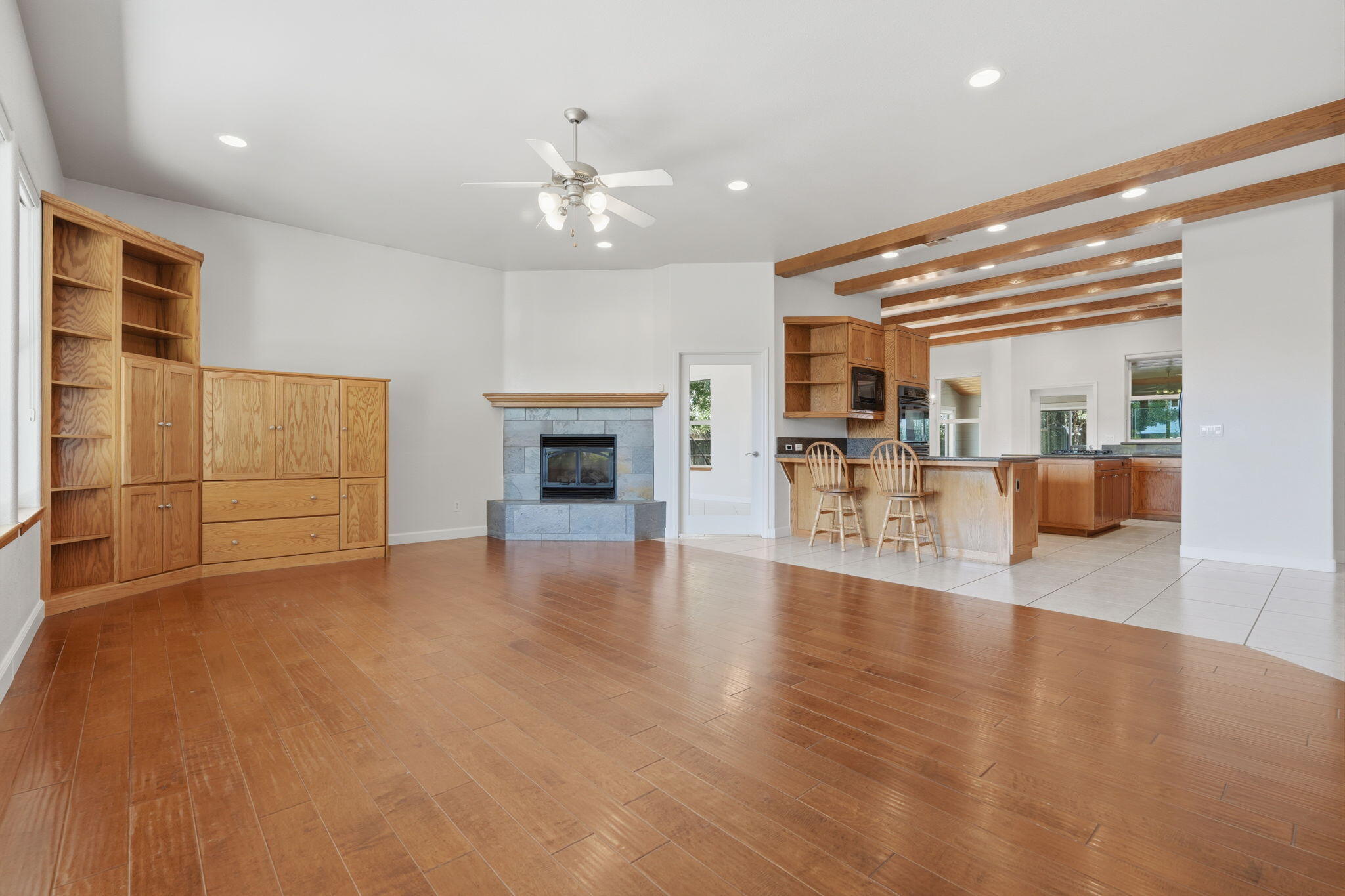 696 Rolling Hills Ct, Exeter, CA 93221