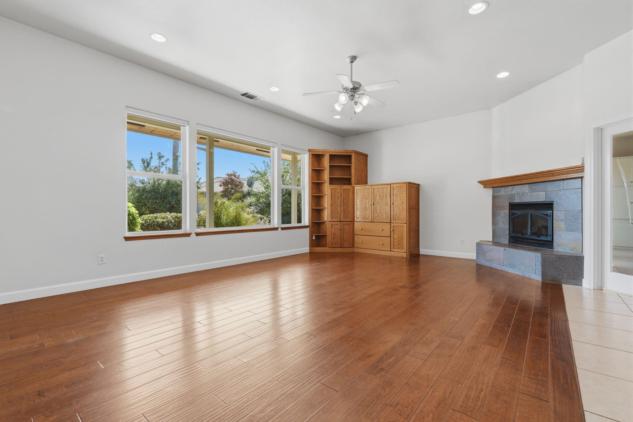 696 Rolling Hills Ct, Exeter, CA 93221