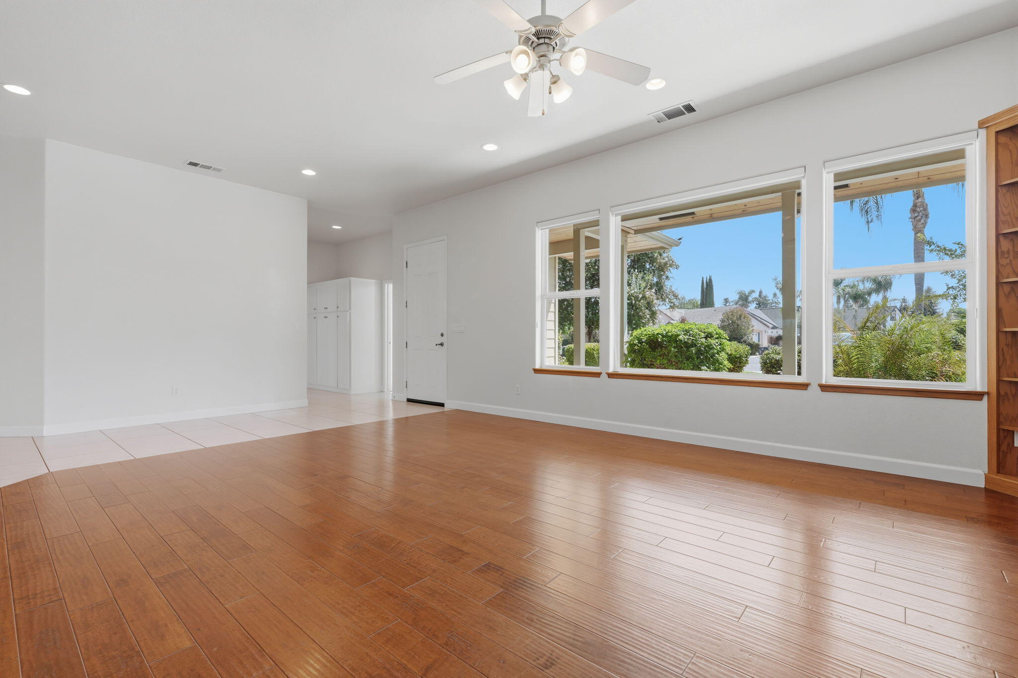 696 Rolling Hills Ct, Exeter, CA 93221