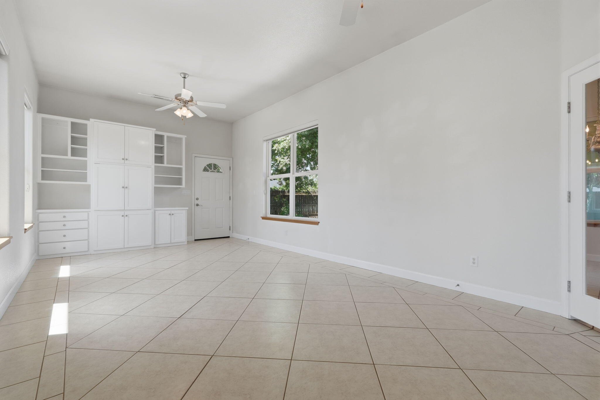 696 Rolling Hills Ct, Exeter, CA 93221