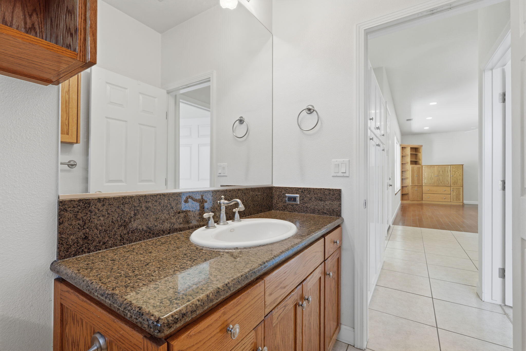696 Rolling Hills Ct, Exeter, CA 93221