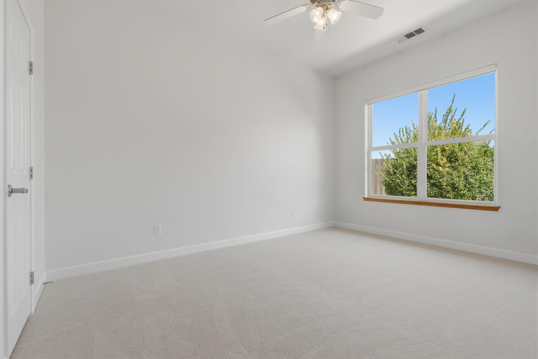 696 Rolling Hills Ct, Exeter, CA 93221