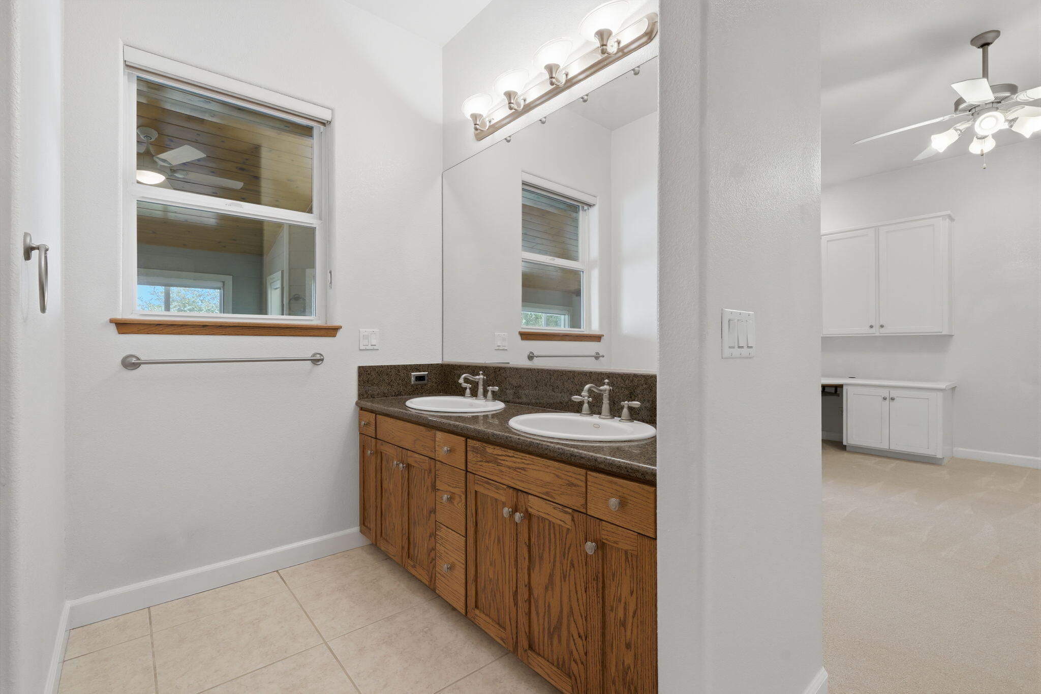 696 Rolling Hills Ct, Exeter, CA 93221