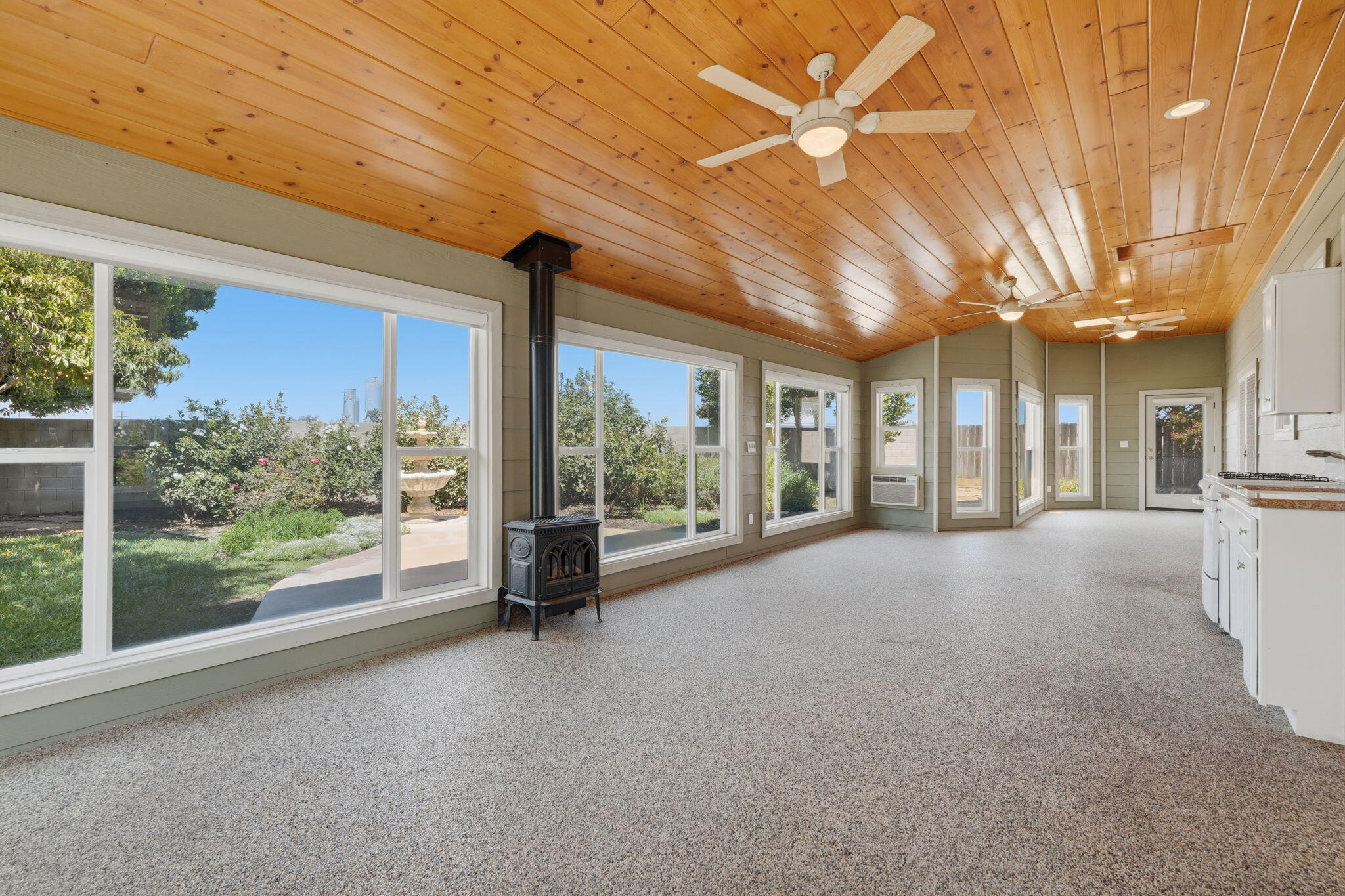 696 Rolling Hills Ct, Exeter, CA 93221