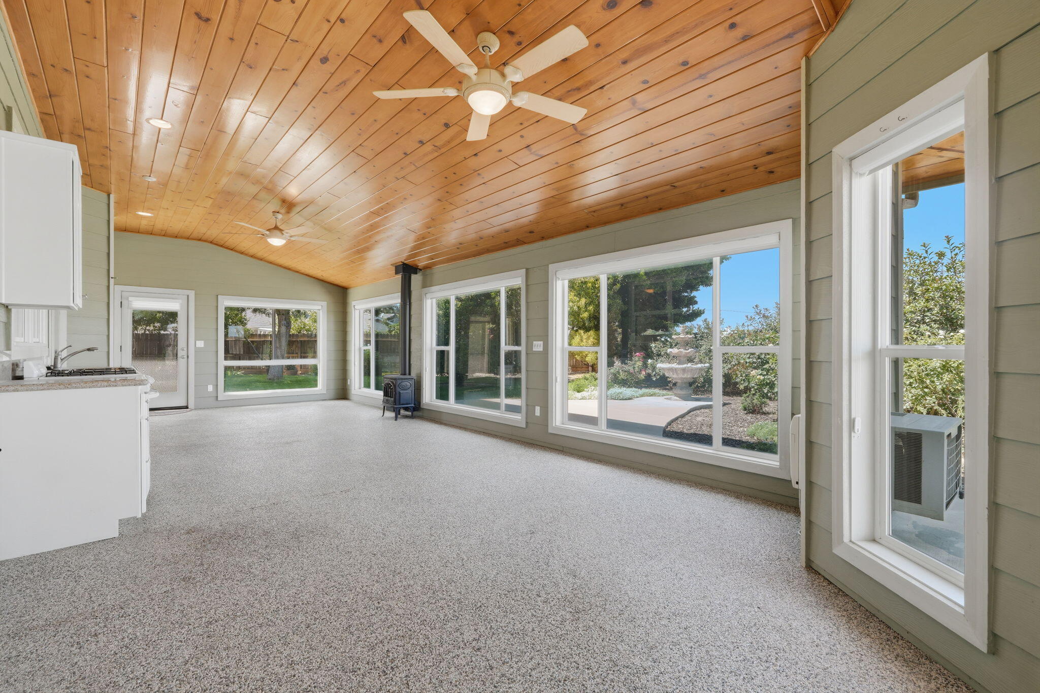 696 Rolling Hills Ct, Exeter, CA 93221