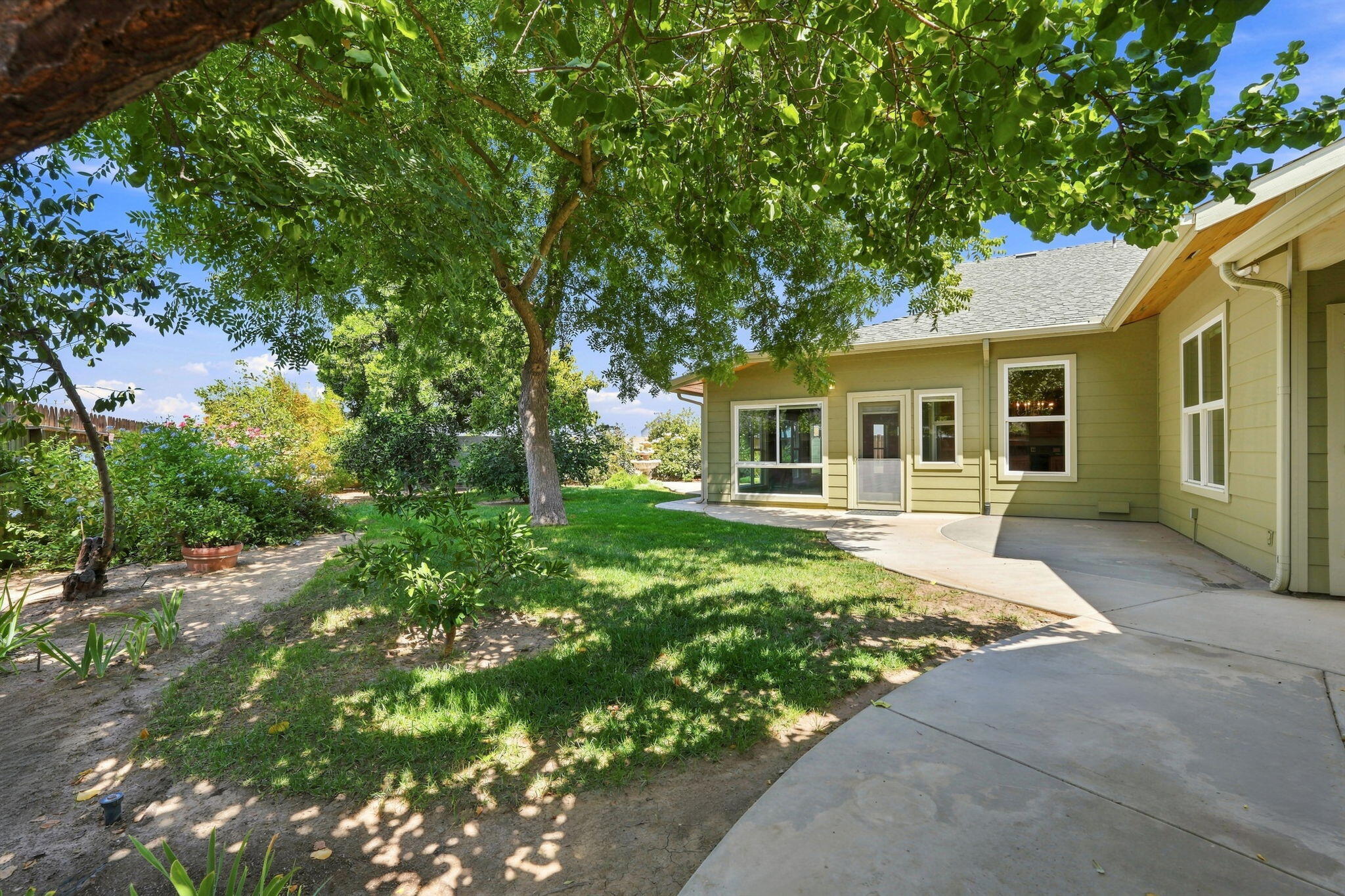 696 Rolling Hills Ct, Exeter, CA 93221