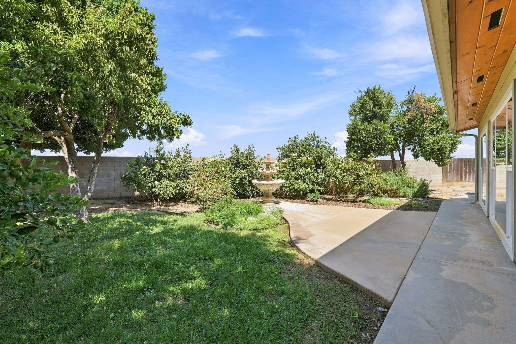 696 Rolling Hills Ct, Exeter, CA 93221