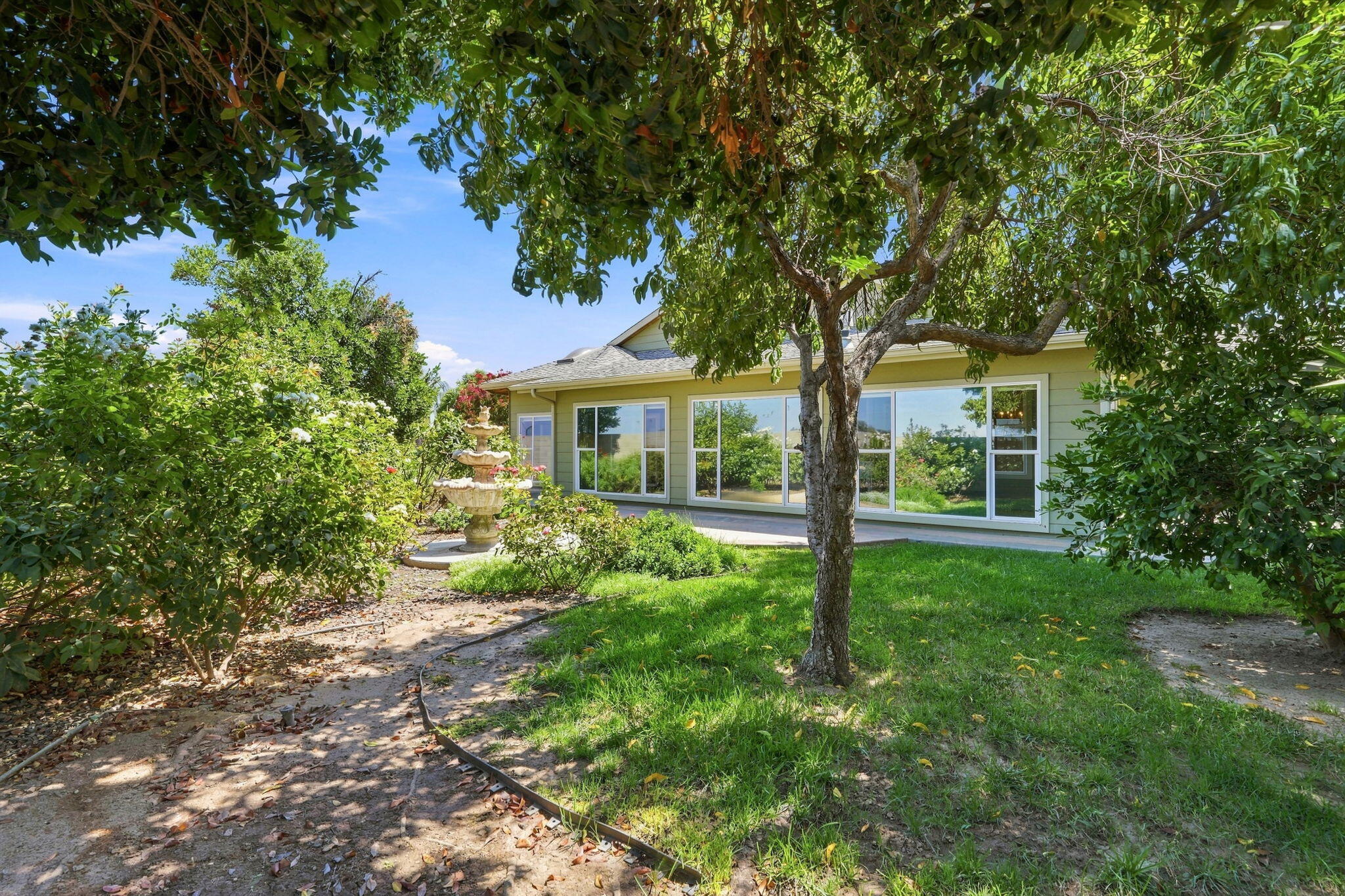 696 Rolling Hills Ct, Exeter, CA 93221