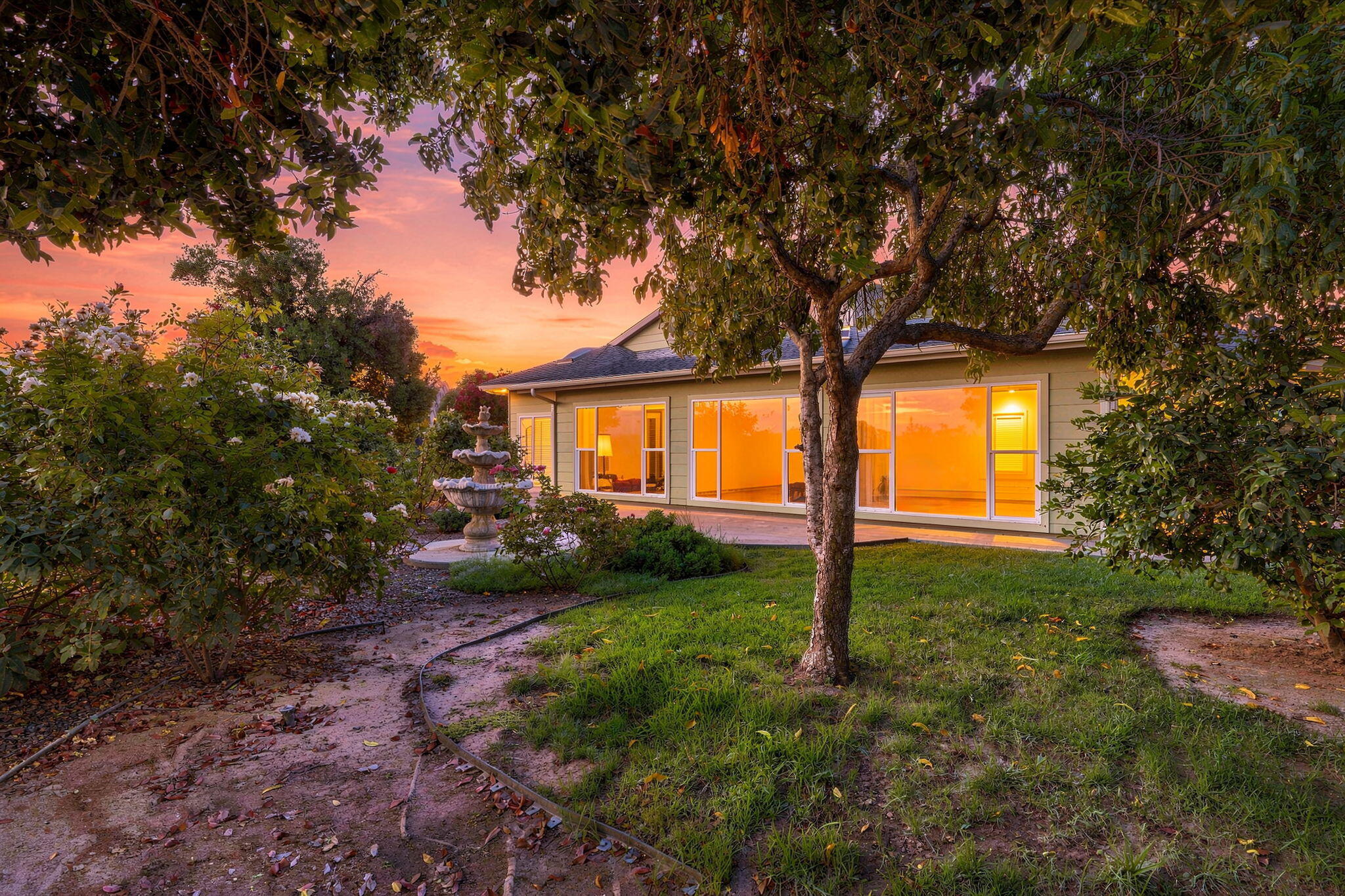 696 Rolling Hills Ct, Exeter, CA 93221